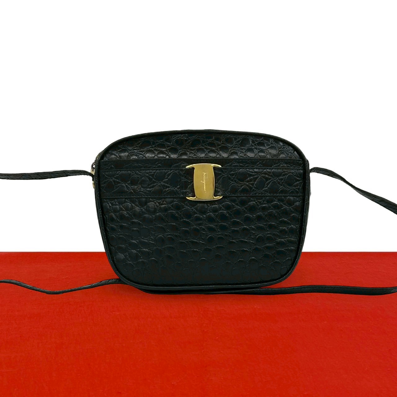 【尖んがり2倍】極 美品 Salvatore Ferragamo サルヴァトーレフェラガモ ヴィンテージ ヴァラ 金具 なめし革 本革 ショルダーバッグ ポシェット 黒 96167【貨物輸送無料】【中古】