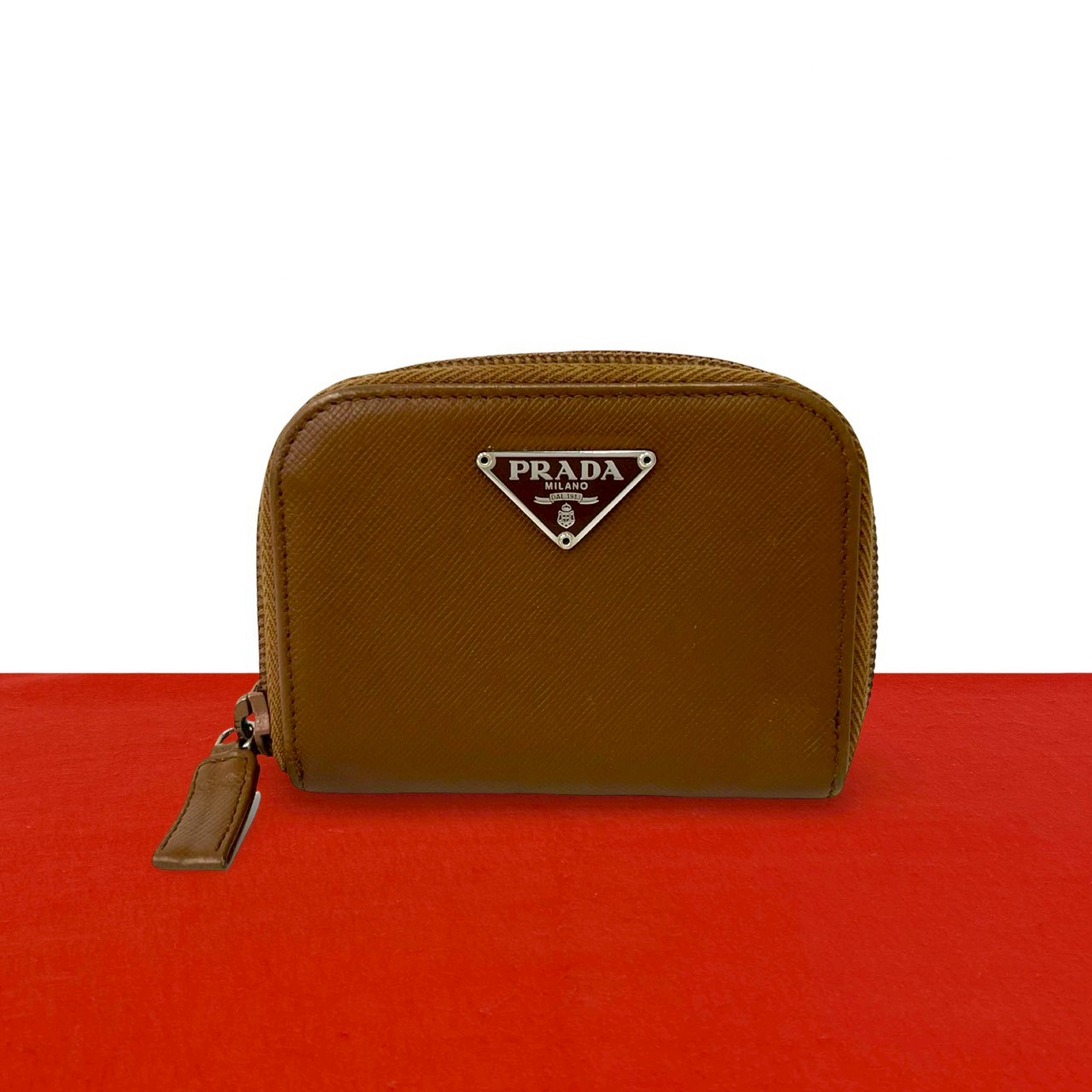 【尖んがり2倍】極 美品 PRADA プラダ ３角形 ３角形 ロゴタイプ 金具 サフィアーノ なめし革 本革 コインケース ウォレット 釣り銭入れ 赤銅色 茶 61749【貨物輸送無料】【中古】