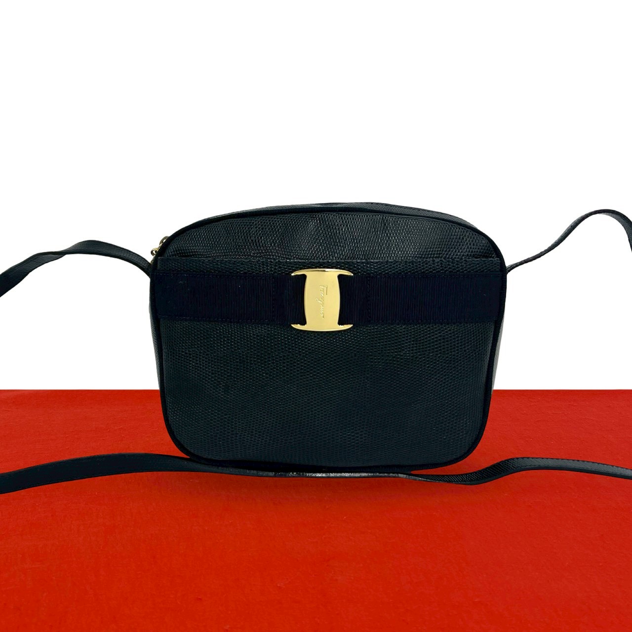 【尖んがり2倍】極 美品 Salvatore Ferragamo サルヴァトーレフェラガモ ヴィンテージ ヴァラリボン 金具 なめし革 ショルダーバッグ 黒いこと 47099【貨物輸送無料】【中古】