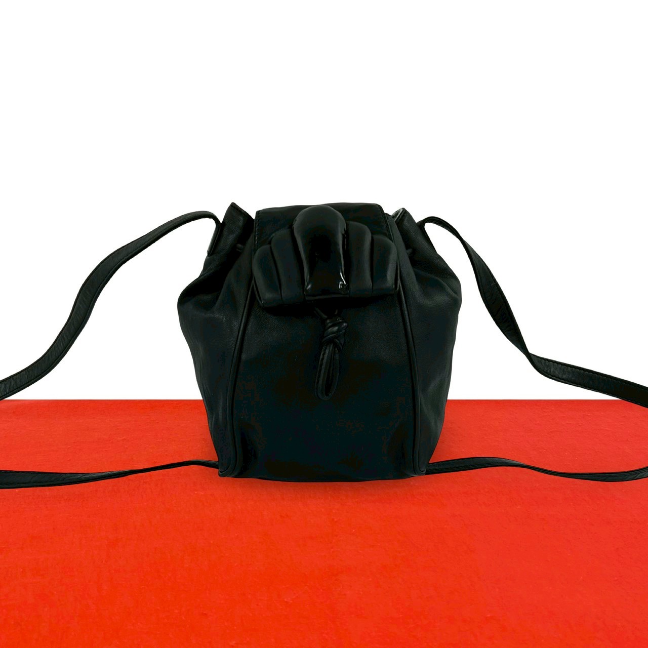 【尖んがり2倍】極 美品 滅多に無い品 LOEWE ロエベ ヴィンテージ ロゴタイプ なめし革 本革 ミニ 合切袋 ショルダーバッグ ポシェット サコッシュ 黒いこと 黒  16873 【貨物輸送無料】【中古】