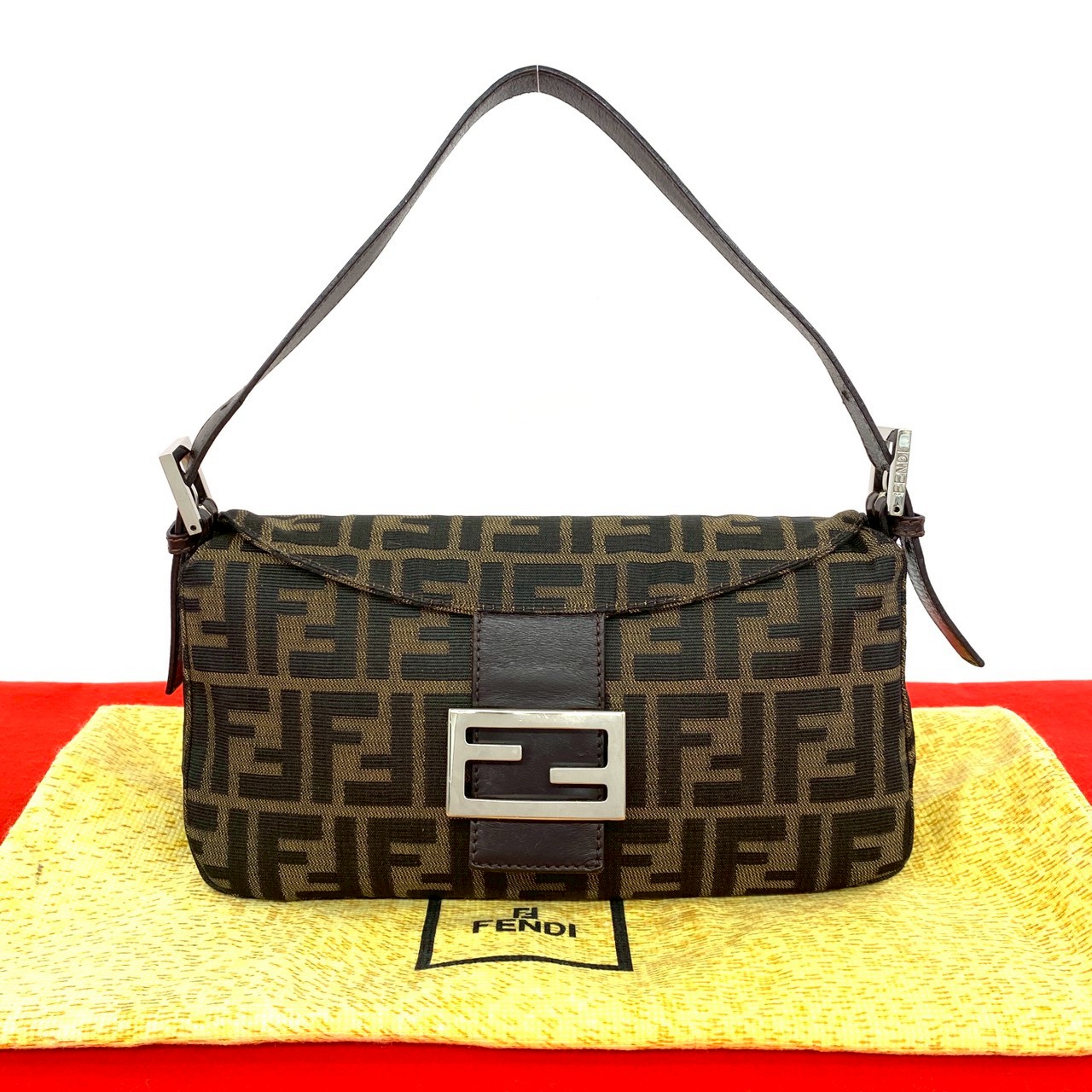 【尖んがり2倍】極 美品 袋付 FENDI フェンディ ヴィンテージ ズッカ FF 柄 帆布 なめし革 本革 虚蝉 一 ショルダーバッグ 赤銅色 黒いこと 41604【貨物輸送無料】【中古】