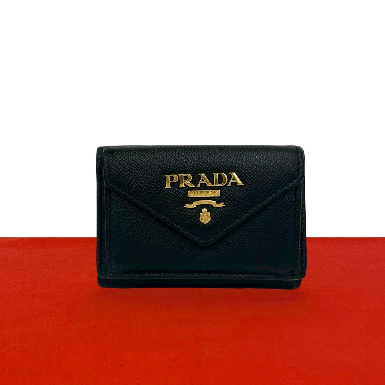 【尖んがり2倍】極 美品 PRADA プラダ ロゴタイプ 金具 サフィアーノ なめし革 本革 三つ折り 紙入れ ミニ ウォレット パウダーコンパクト 御釣り入れ 紙入れ 黒いこと 40861【貨物輸送無料】【中古】
