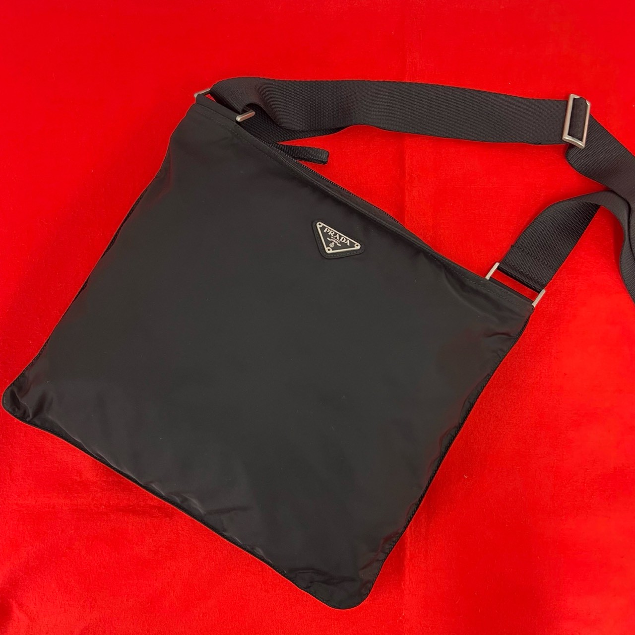 【尖んがり2倍】極 美品 PRADA プラダ ３角形ロゴタイプ ３角形 一皿 金具 テスート ナイロン ショルダーバッグ クロスボディバッグ 黒いこと 07315【貨物輸送無料】【中古】