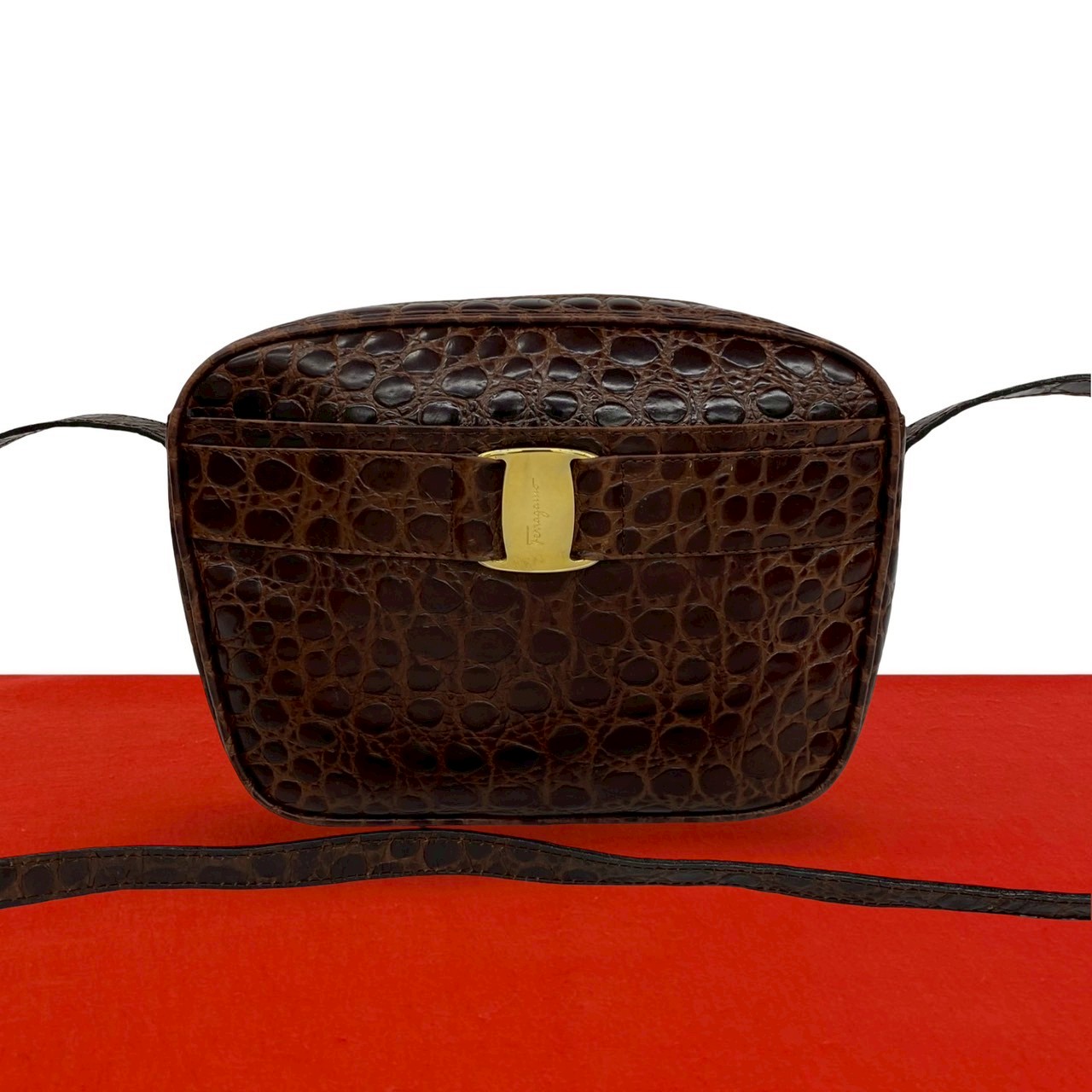 【尖んがり2倍】極 美品 Salvatore Ferragamo サルヴァトーレフェラガモ ヴァラ ロゴタイプ 金具 エン主任者 なめし革 ショルダーバッグ ポシェット 赤銅色 04726【貨物輸送無料】【中古】