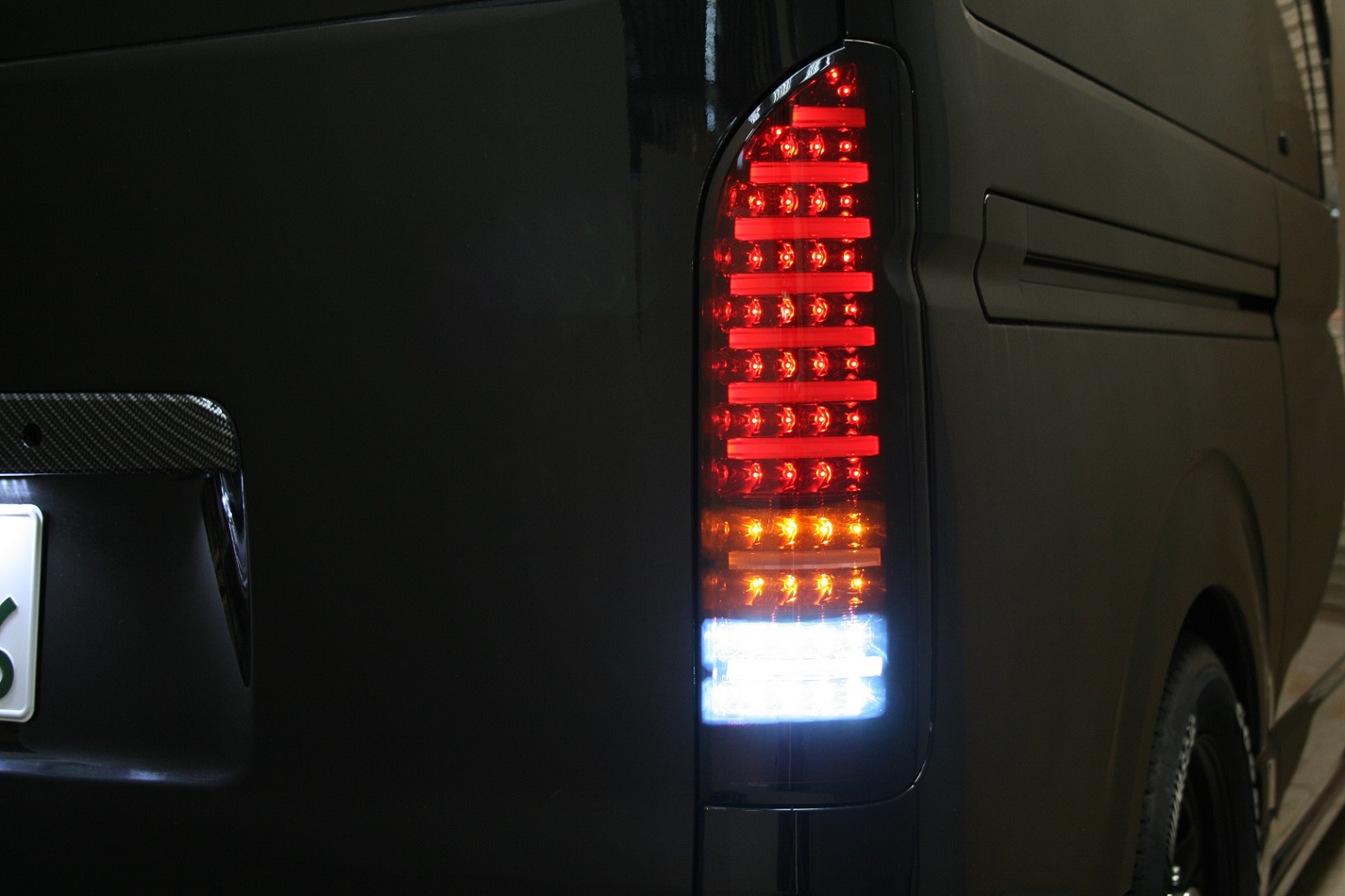 【楽天市場】ハイエース 200系 ファイバールック オールクロームインナー スモークレンズ LEDテールランプ：トライスターズ