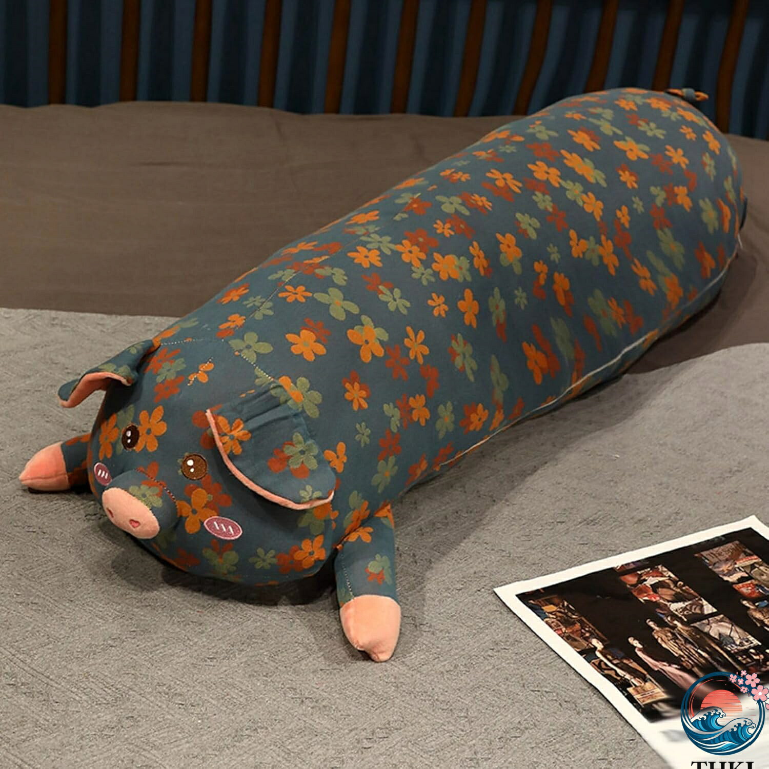【全品5%尖んがり】猪の子ぬいぐるみ 子豚 花柄 馬鹿でかいぶた 1.3m 体長々しい 円柱印字機 ロング座布団 pig仕立てもの風呂敷き包み 抱き枕 円筒 可愛らしい 取りはらい能力のある 大きな裏 足枕 頭も支える 癒し系 寝枕 赤ちゃん用 恋