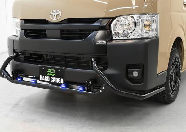 【ハイエースミドルボディ用 LEDバンパーガード ポリスブルー】ハードカーゴ カスタマイズ|カネタグループ トラックショップ