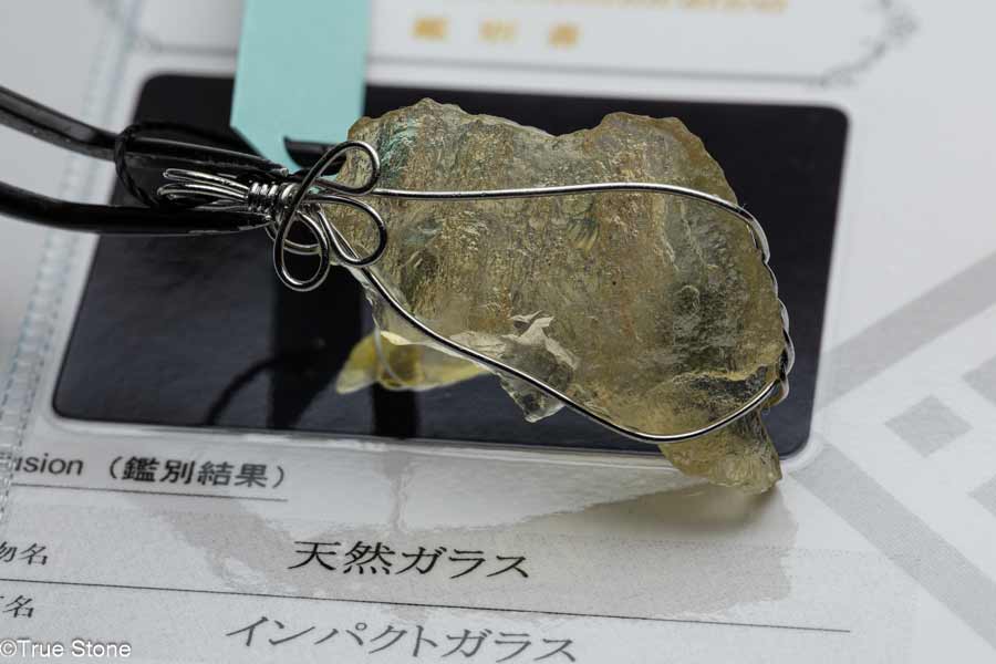 鑑別書付き リビアングラス 原石 ペンダント 未研磨 原石31×21.9×8.6mm 全長約41.7mm リビアンデザートグラス インパクトガラス 天然ガラス