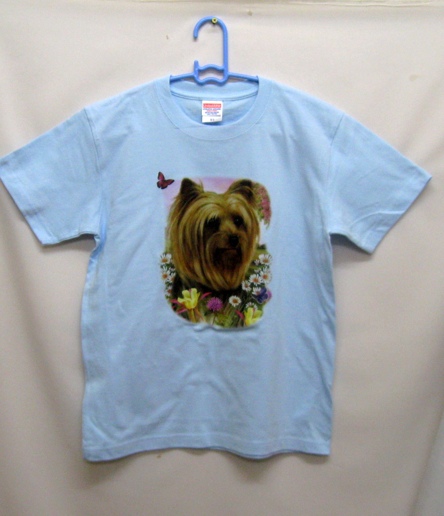 ヨークシャーテリア (お花) tシャツ 半袖 カットソー 丸首型 クルーネック 綿100% コットン トップス 服 レディース メンズ シンプル かわいい おしゃれ イベント お揃い ドッグ 犬 犬柄 いぬ 犬プリント 犬種別 犬グッズ 敬老の日