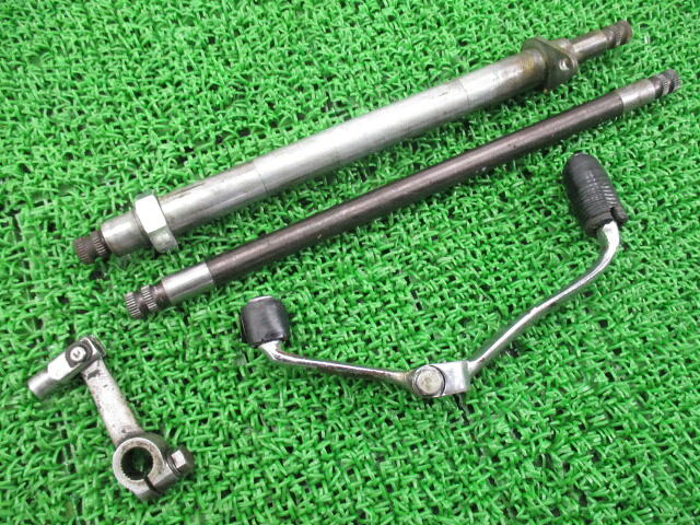 カワサキ純正バイク部品W1シフトペダル純正当時物激レア左ブレーキ右シフトリアブレーキロッド付きそのまま使える修復素材に車検Genuine【中古】｜ティーエスパーツ　店