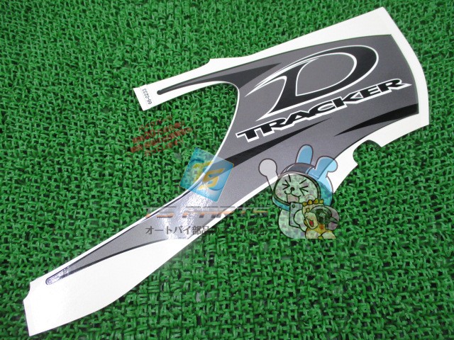 Dトラッカー シュラウドデカール 右 在庫有 即納 カワサキ 純正 新品 バイク 部品 廃盤 在庫有り 即納可 車検 Genuine|ティーエスパーツ 店