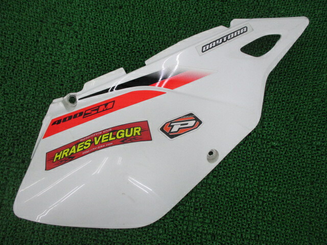 DR-Z400SM サイドカバー 右 白 スズキ 純正 バイク 部品 コケキズ無し 割れ欠け無し そのまま使える 車検 Genuine 【中古】 Nk