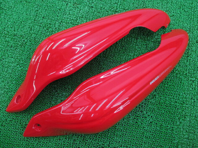 SS1000DS シートカウル 左右 赤 ドゥカティ 純正 バイク 部品 スーパースポーツ 750SS SS1000SS SS750 SS800 SS800S 車検 Genuine 【中古】 bI｜ティーエスパーツ　店 9,216円
