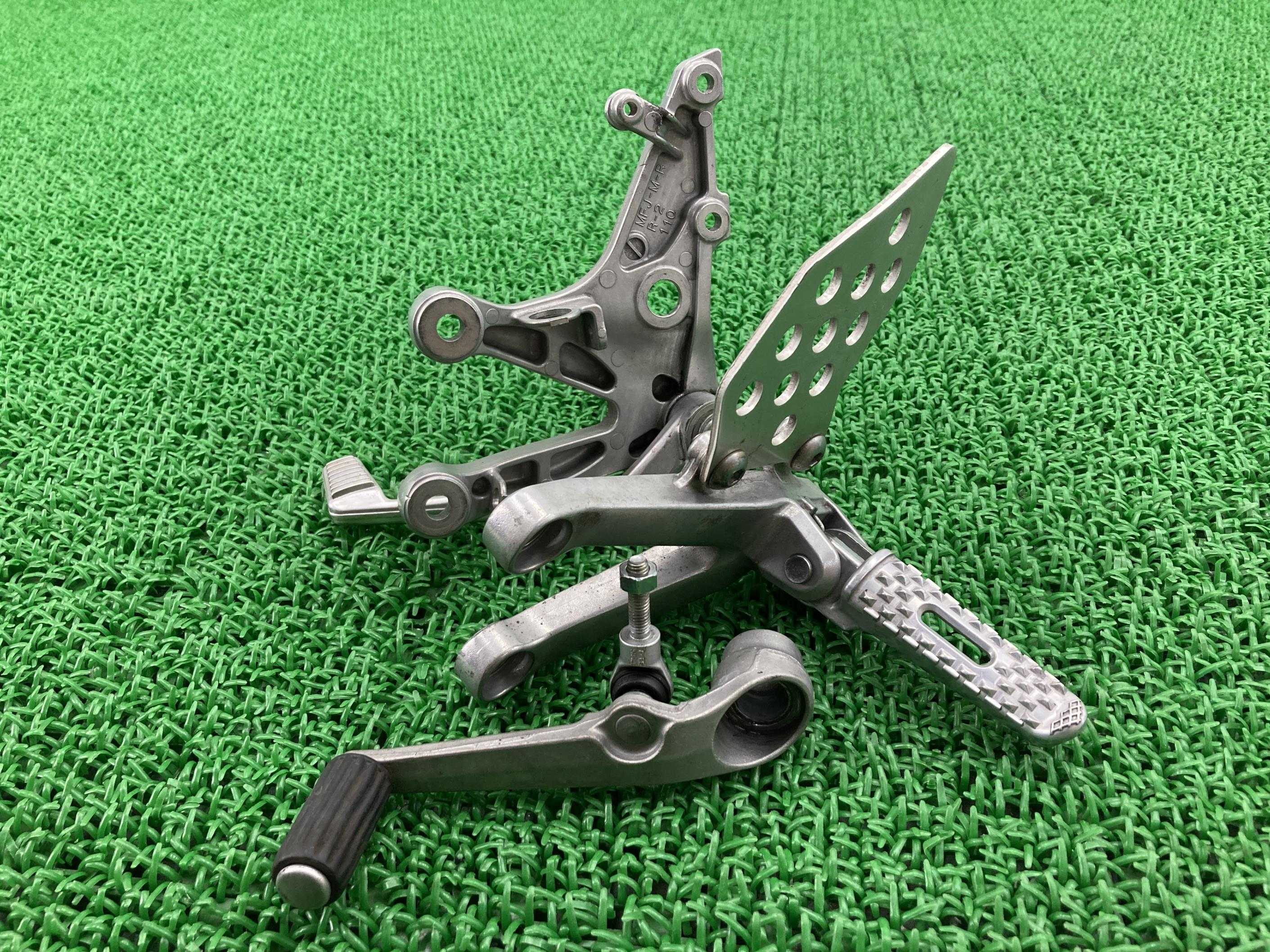 CBR600RR ステップ 左右 ホンダ 純正 バイク 部品 2010年式外し PC40-1300*** ブレーキペダル シフトペダル ペグ 車検 Genuine 【中古】