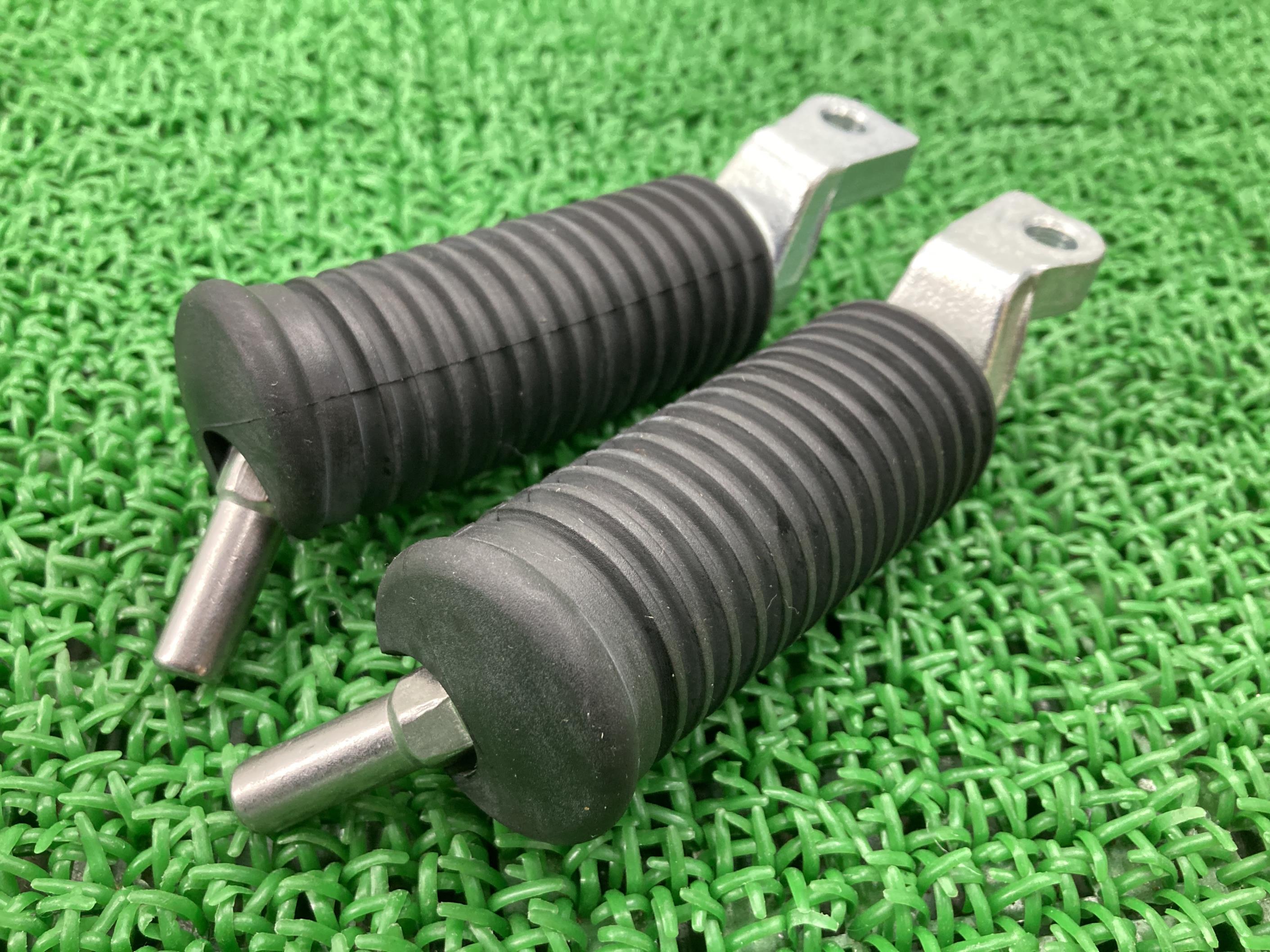 FXCWC1580 ステップペグ 左右 ハーレー 純正 バイク 部品 5HD1JK5169Y037*** 51323-08 51327-08 FXCW FXCWC ソフテイルロッカーC 車検 Genuine 【中古】