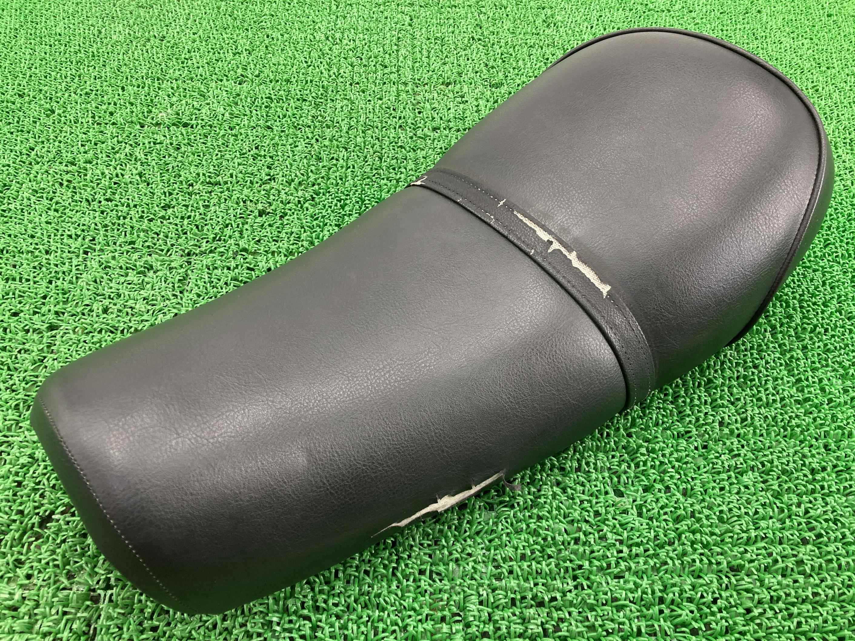 250TR シート カワサキ 純正 バイク 部品 BJ250F-041*** 修復素材に 張り替え用に そのままでも使える 車検 Genuine 【中古】