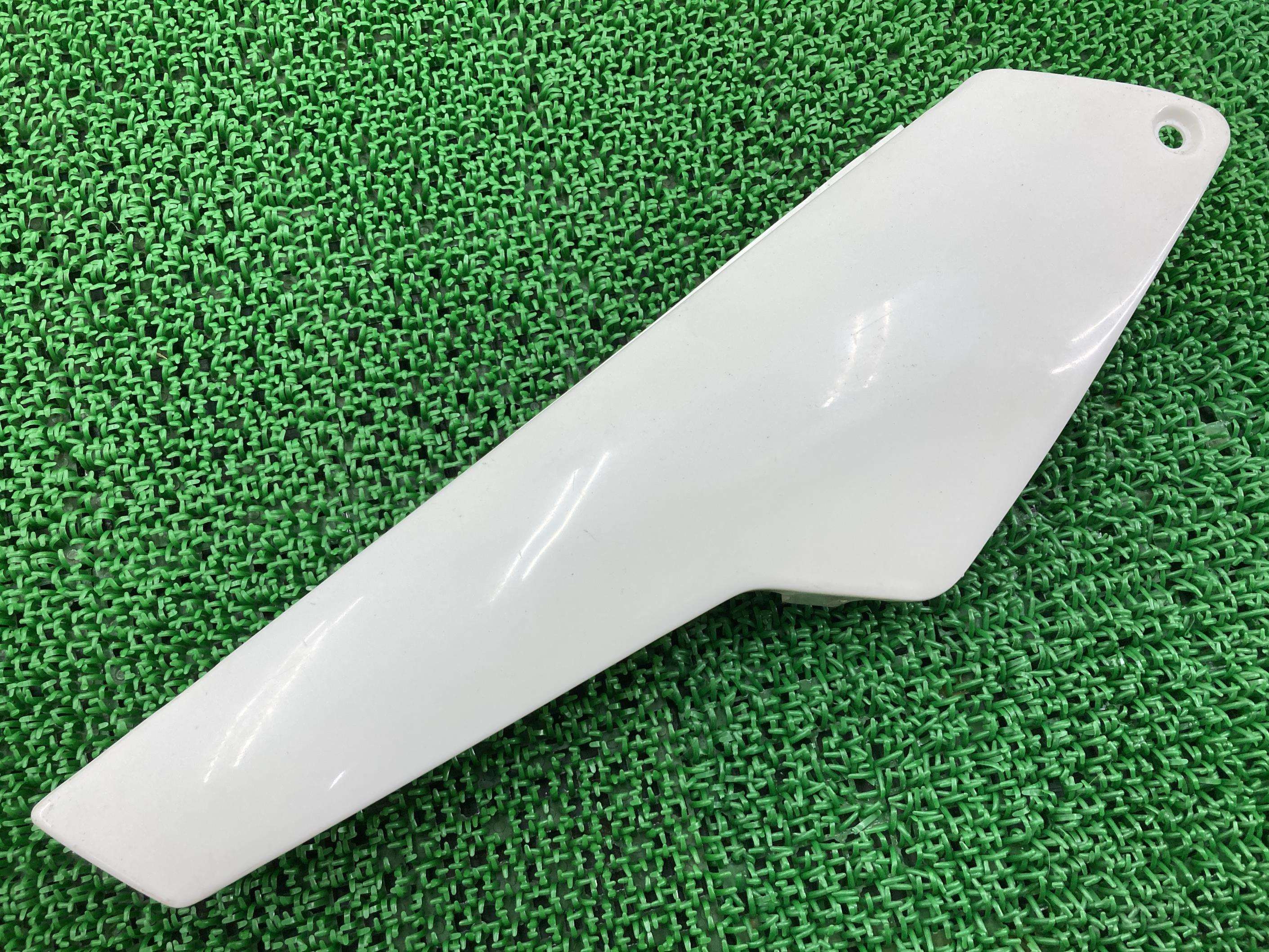 DT50サイドカバー左白ヤマハ純正バイク部品17Wコケキズ無し割れ欠け無し修復素材にノーマル戻しにそのまま使える車検Genuine【中古】｜ティーエスパーツ　店 11,534円