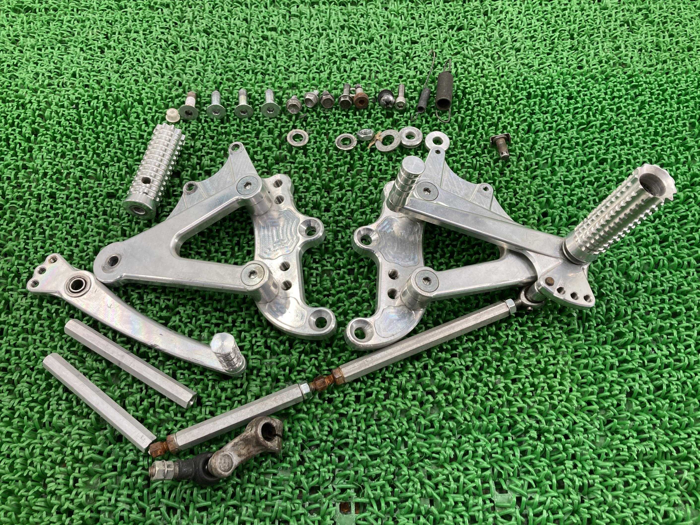 RVFバックステップ社外バイク部品1994年式外しNC35-1102***修復素材にリペア素材名車百選分かる方には安いかも【中古】