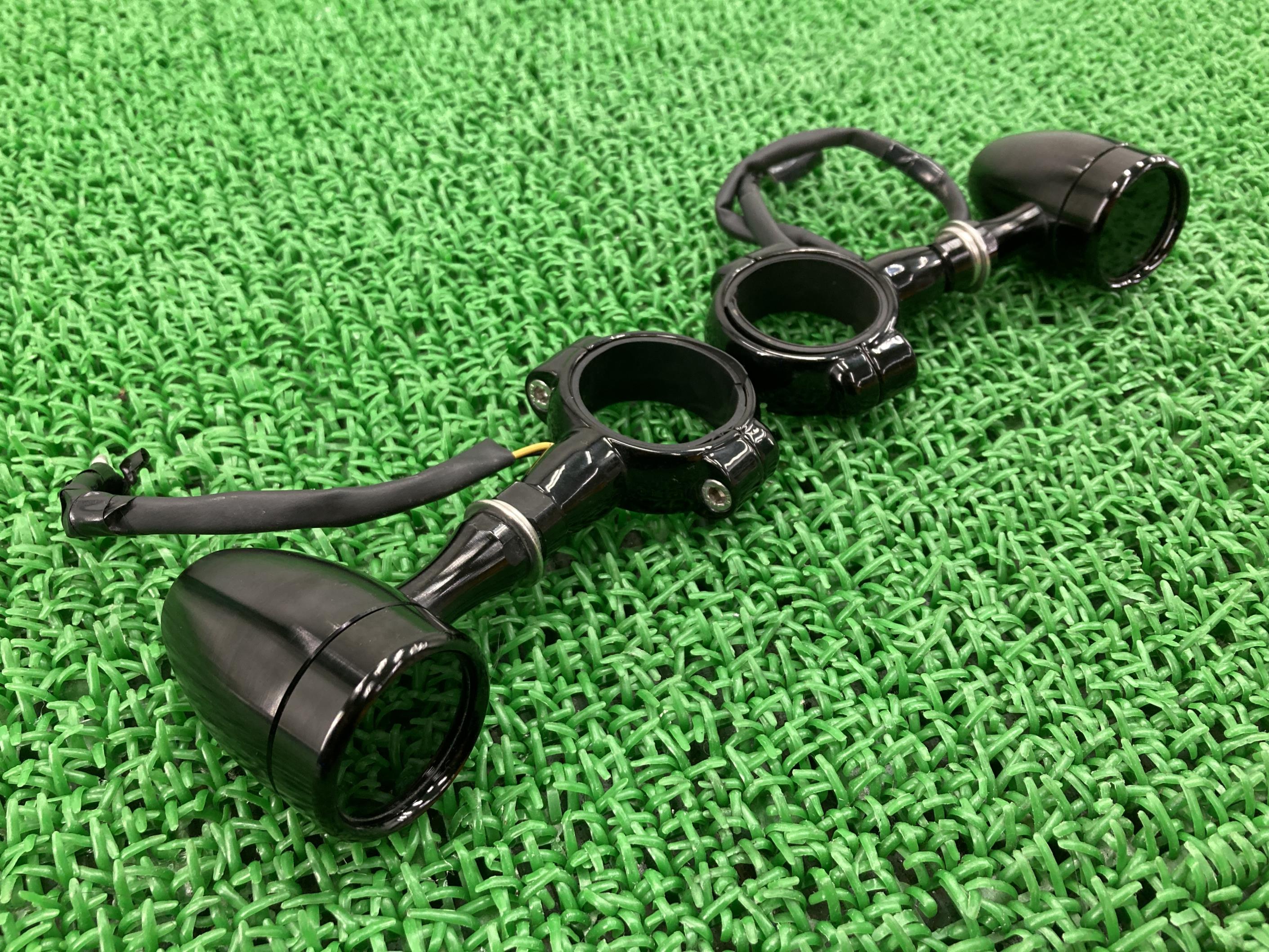 社外バイク部品汎用フロントウインカー社外左右黒フォーククランプ内径42mmめちゃくちゃかっこいいアメリカンハーレーCB400SFSR400ゼファー400ドラッグスター400CB1300SFV-MAXホーネット250GB250クラブマンCB-1【中古】