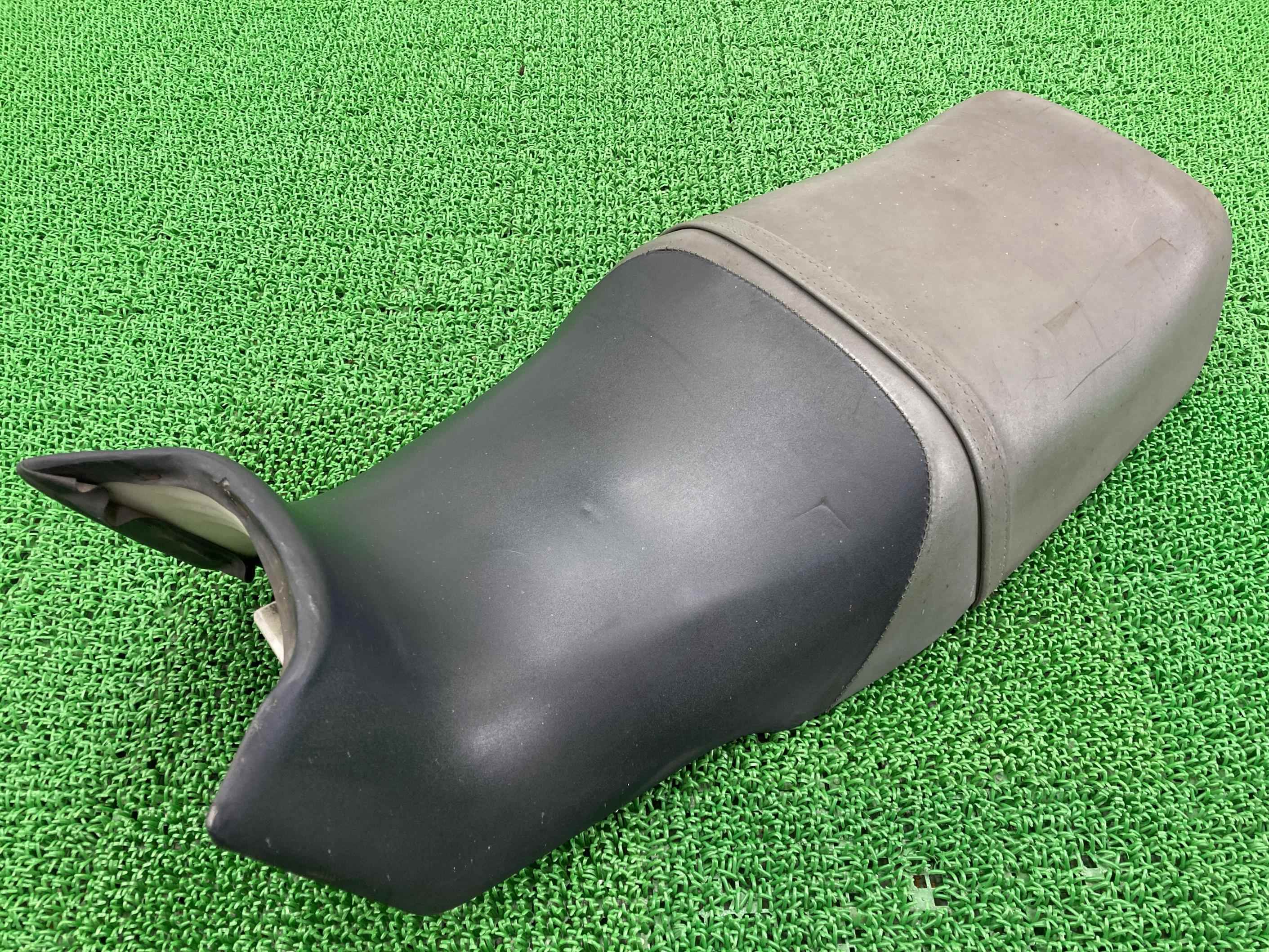GSX250Sカタナ シート 黒/灰 スズキ 純正 バイク 部品 GJ76A 修復素材に ノーマル戻しに そのまま使える 張替素材に 車検 Genuine 【中古】