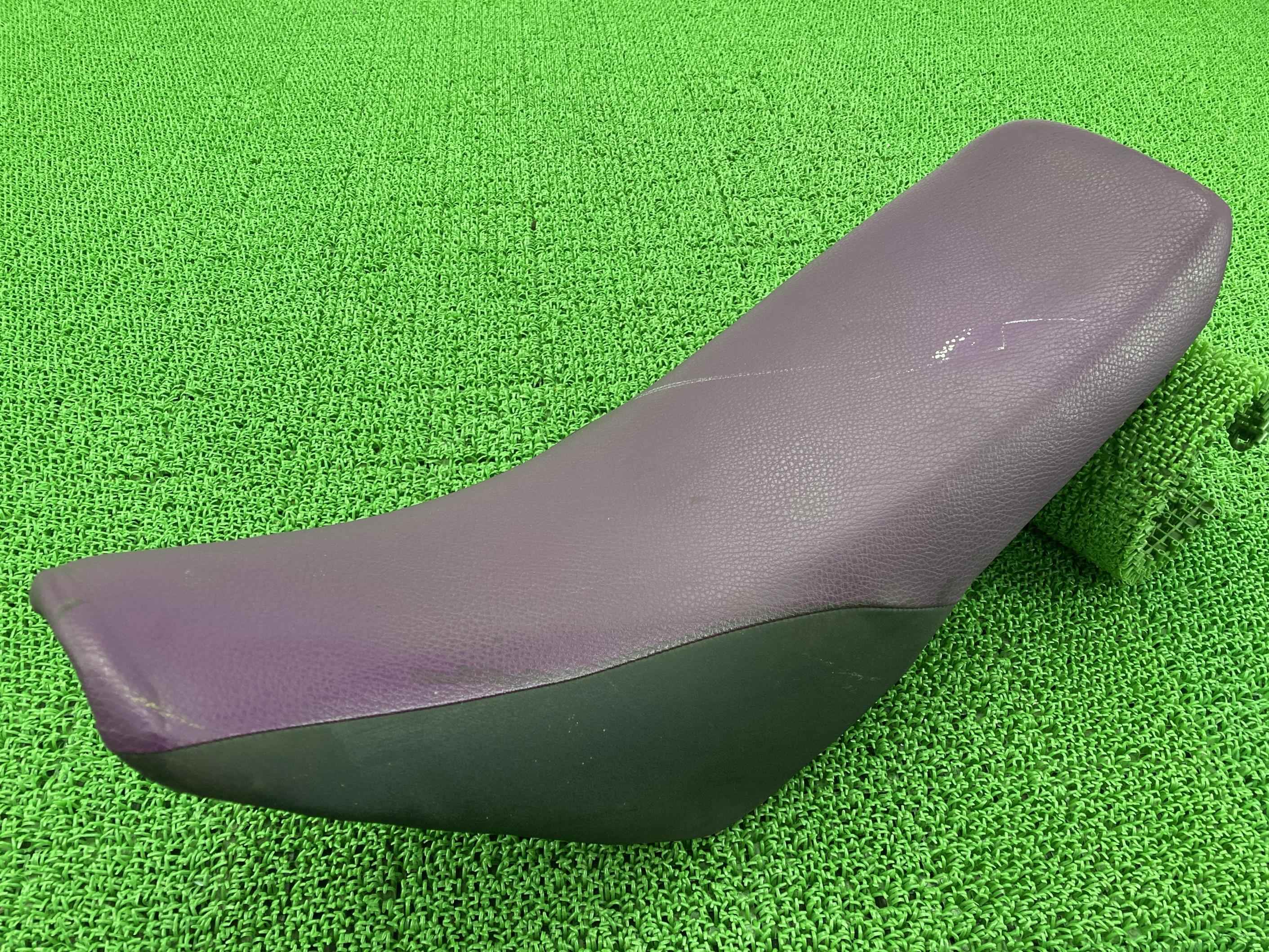 TS125R シート スズキ 純正 バイク 部品 SF15A 破れ無し 修復素材に ノーマル戻しに そのまま使える 車検 Genuine 【中古】|ティーエスパーツ 店