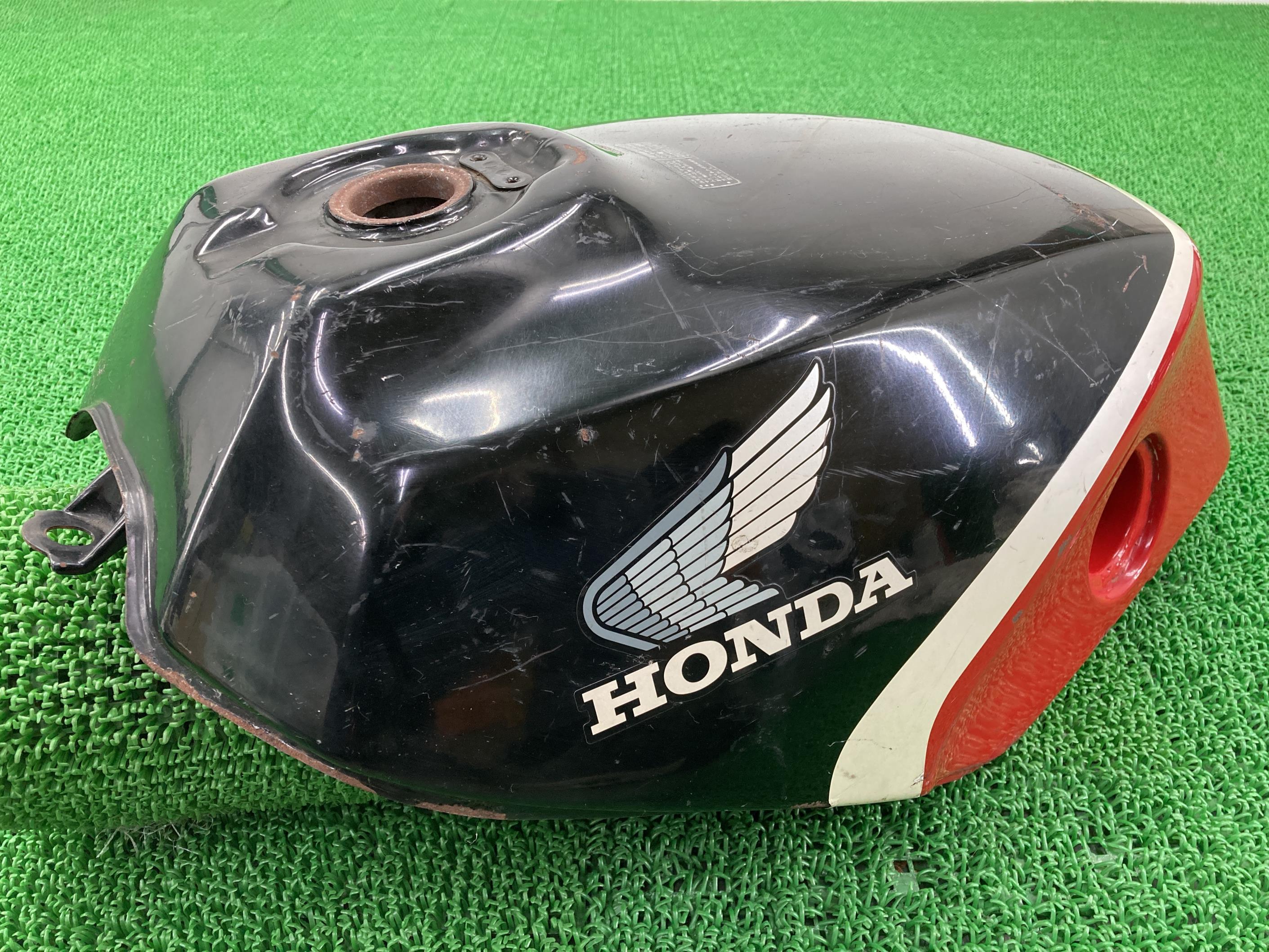 VF750Fタンク黒/赤ホンダ純正バイク部品RC15コケキズ無し穴あきなし凹み無し修復素材にノーマル戻しに車検Genuine【中古】
