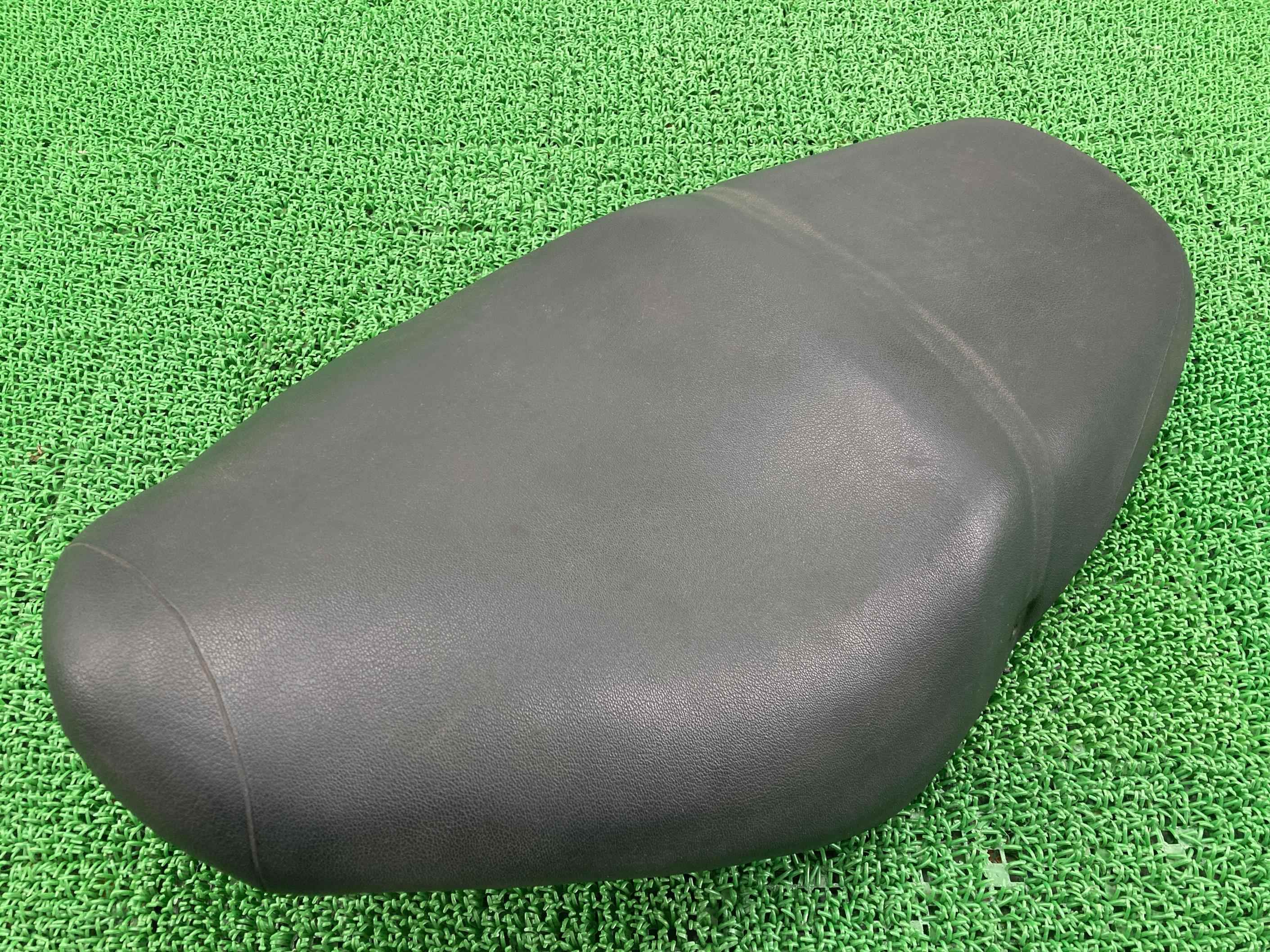 ヴェクスター150 シート スズキ 純正 バイク 部品 CG42A 修復素材に ノーマル戻しに そのまま使える 車検 Genuine 【中古】