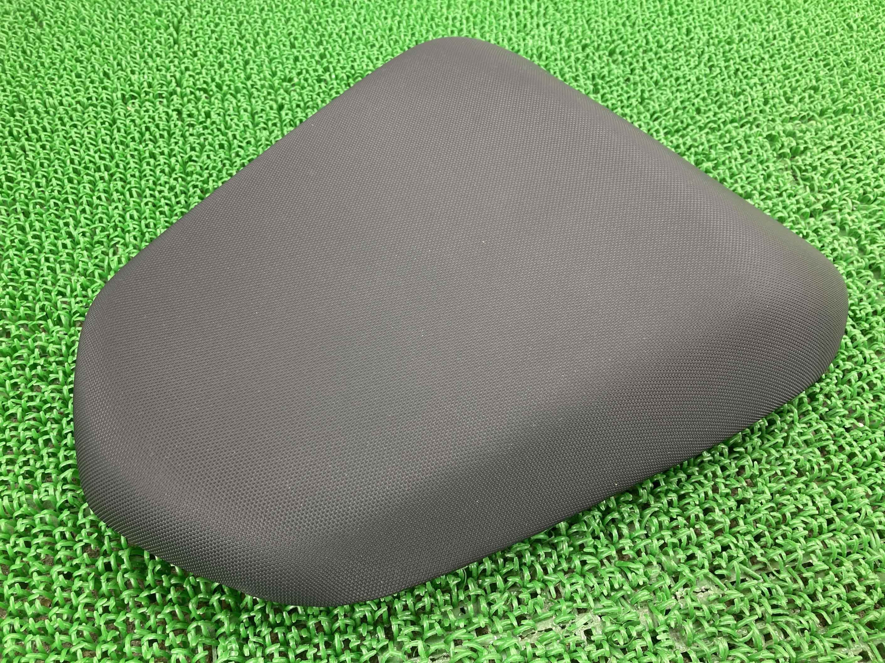 ER-6n タンデムシート 53066-0361 カワサキ 純正 バイク 部品 ER650E コンディション良好 破れ無し 品薄 希少品 車検 Genuine 【中古】 vP|ティーエスパーツ 店