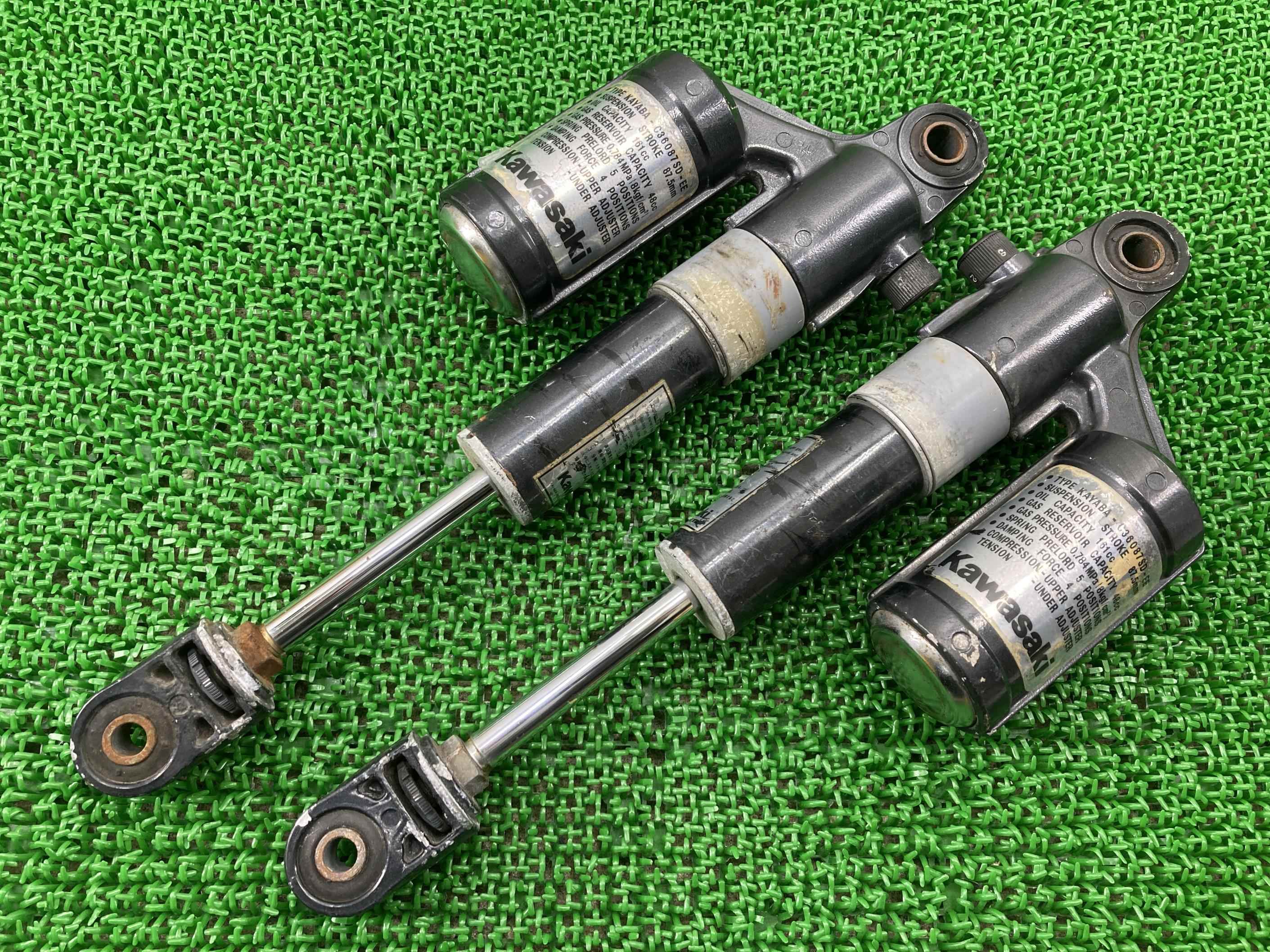 ゼファー1100 リアサスペンション 左右 ZRT10A-007*** カワサキ 純正 バイク 部品 1992年式外し ZRT10A 修復素材やカスタム素材に 曲がり無し 品薄 希少品 車検 Genuine 【中古】 dU