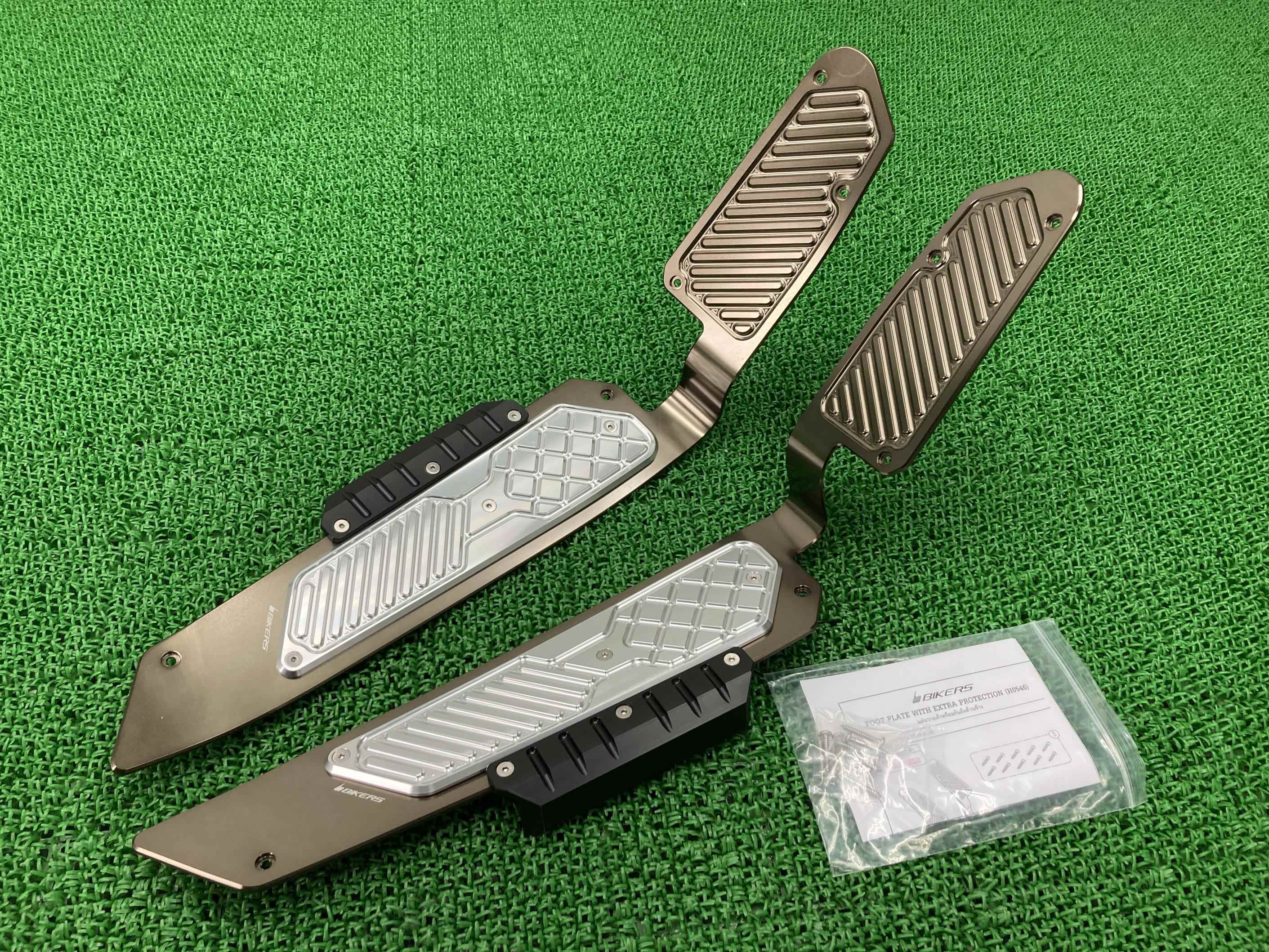 BIKERS製フォルツァ350 フットプレート チタンカラー 在庫有 即納 社外 新品 バイク 部品 未使用 即納 FORZA350 フットレスト フットボード