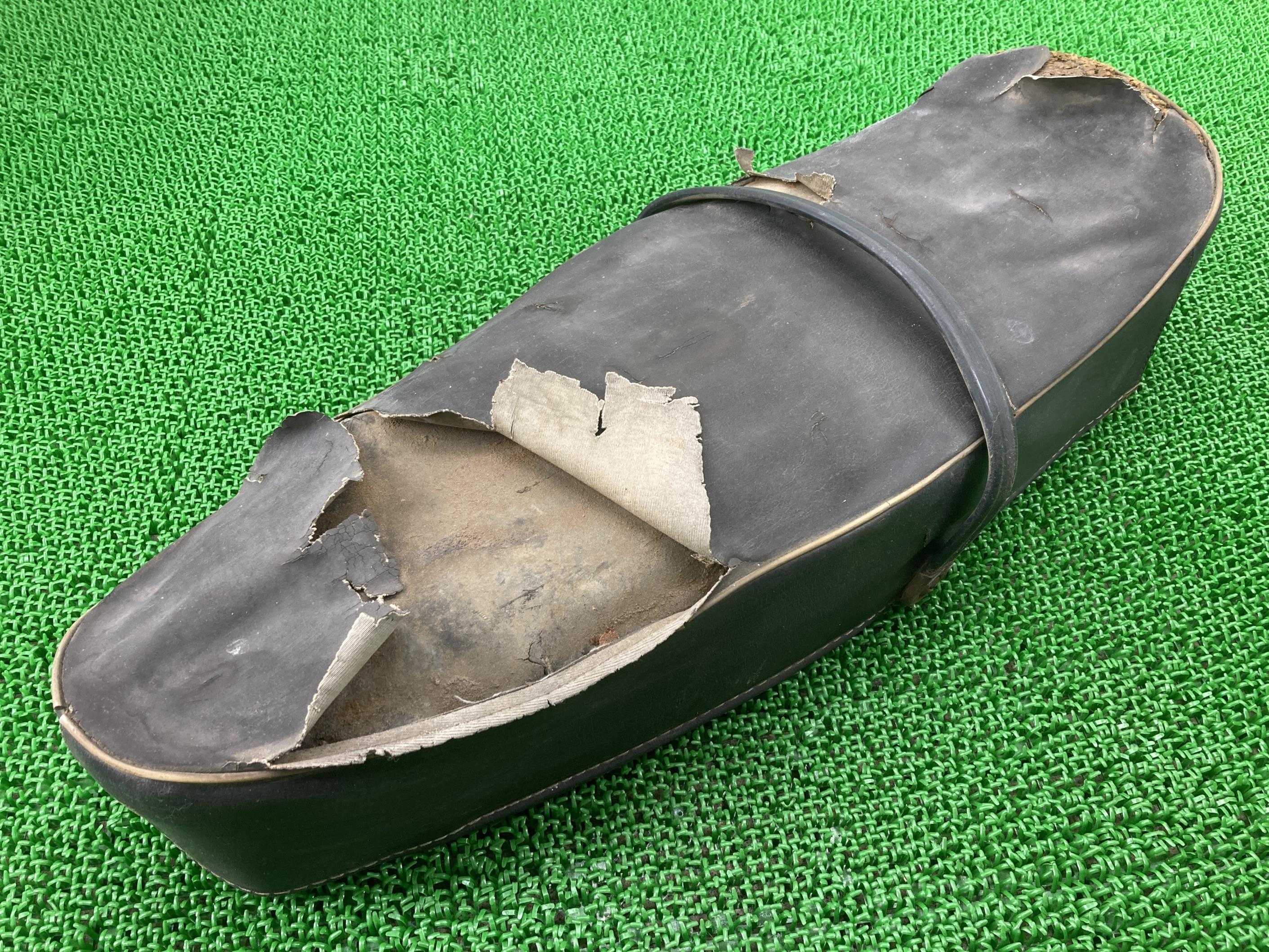 ベスパ50S シート V5SA1T-132*** ピアジオ 純正 バイク 部品 V5SA1T 修復素材や張替えベースに お安くどうぞ 当時物 シートバンド 車検 Genuine 【中古】 yR