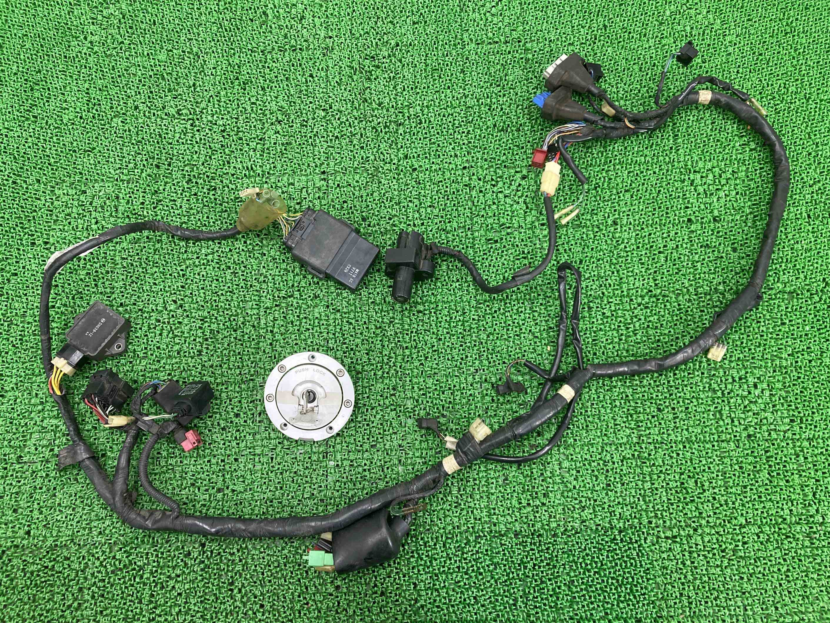 CBR1100XX メインハーネス ホンダ 純正 バイク 部品 SC35 CDI レギュレーター キーシリンダー タンクキャップ付き 車検 Genuine 【中古】