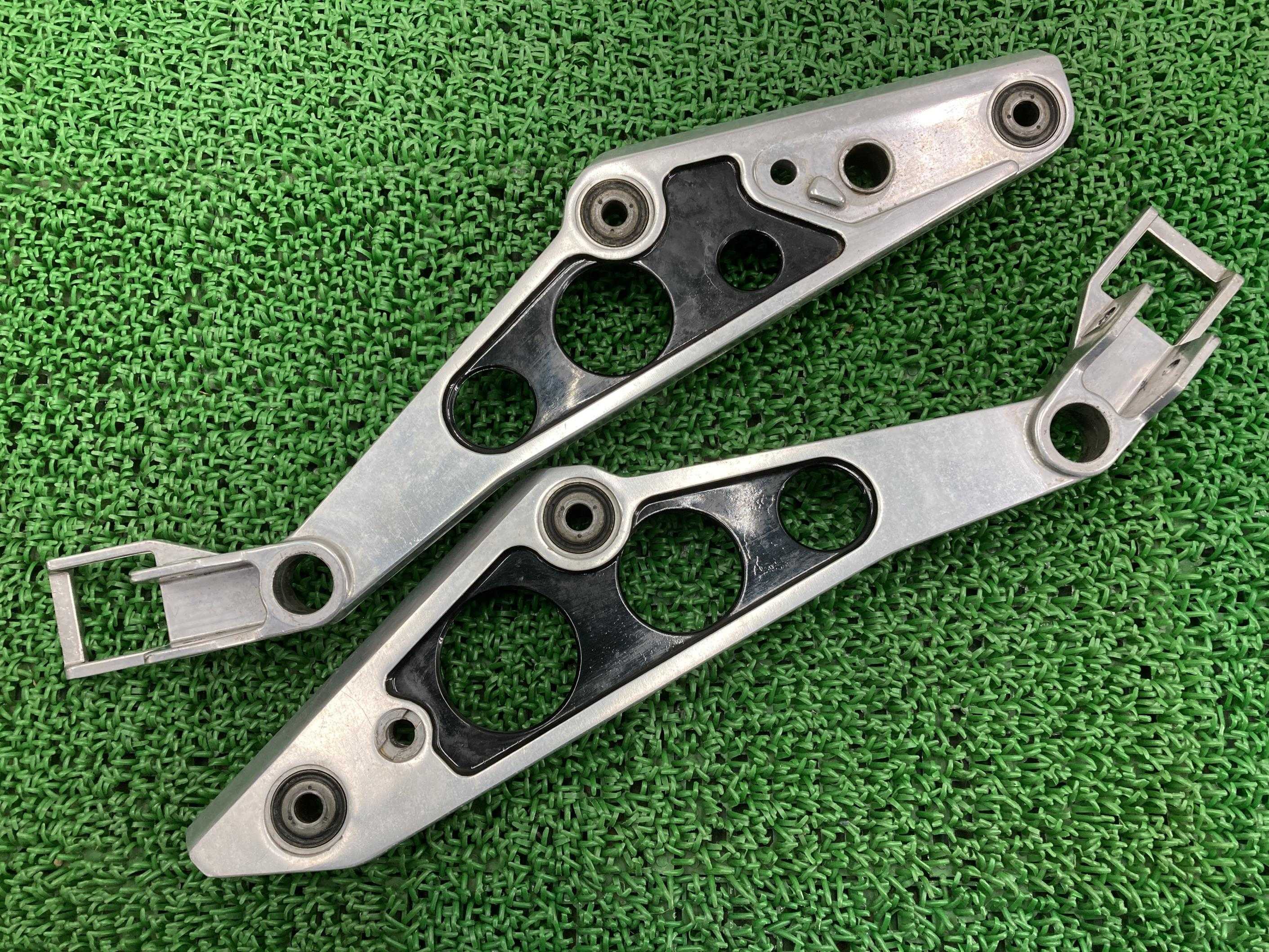 CBX750F ステップホルダー 左右 ホンダ 純正 バイク 部品 RC17 コケキズ無し 割れ欠け無し 修復素材に 車検 Genuine 【中古】｜ティーエスパーツ　店
