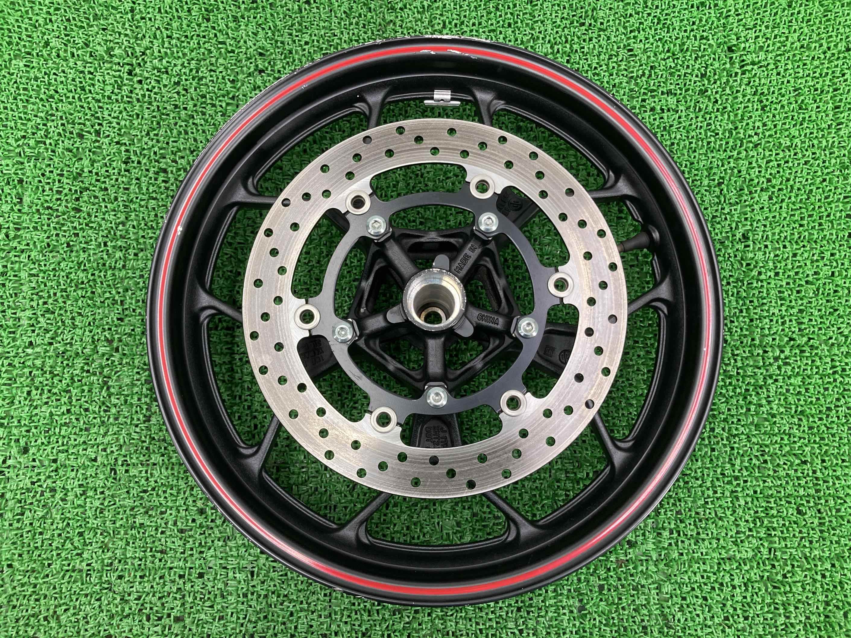 YZF-R25 フロントホイール 黒 ヤマハ 純正 バイク 部品 RG10J コケキズ無し 曲がり無し 修復素材に ディスク付き 車検 Genuine 【中古】｜ティーエスパーツ　店