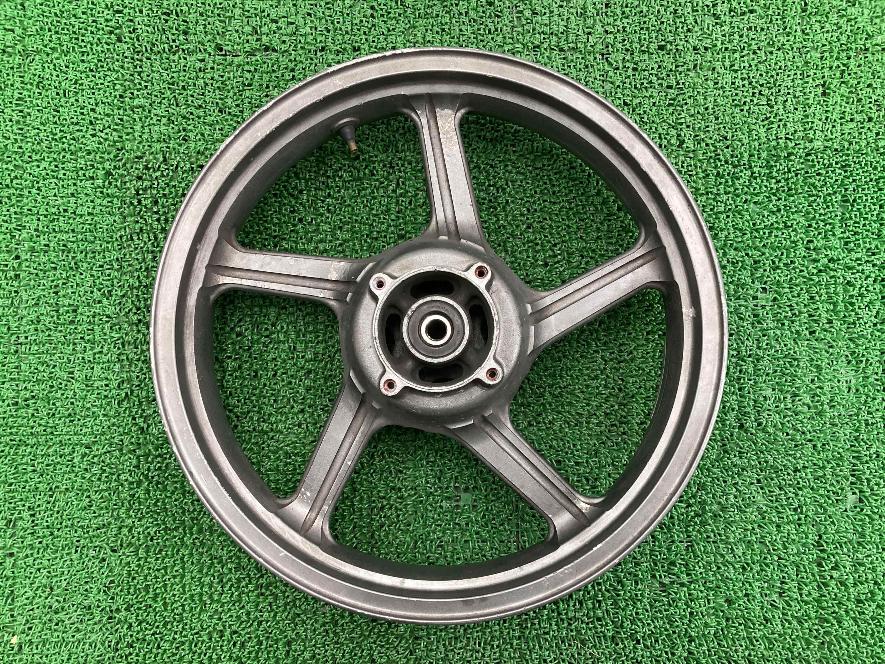 ゼファー400 リアホイール 灰 カワサキ 純正 バイク 部品 ZR400C 曲がり無し 修復素材に ペイント素材に 車検 Genuine 【中古】