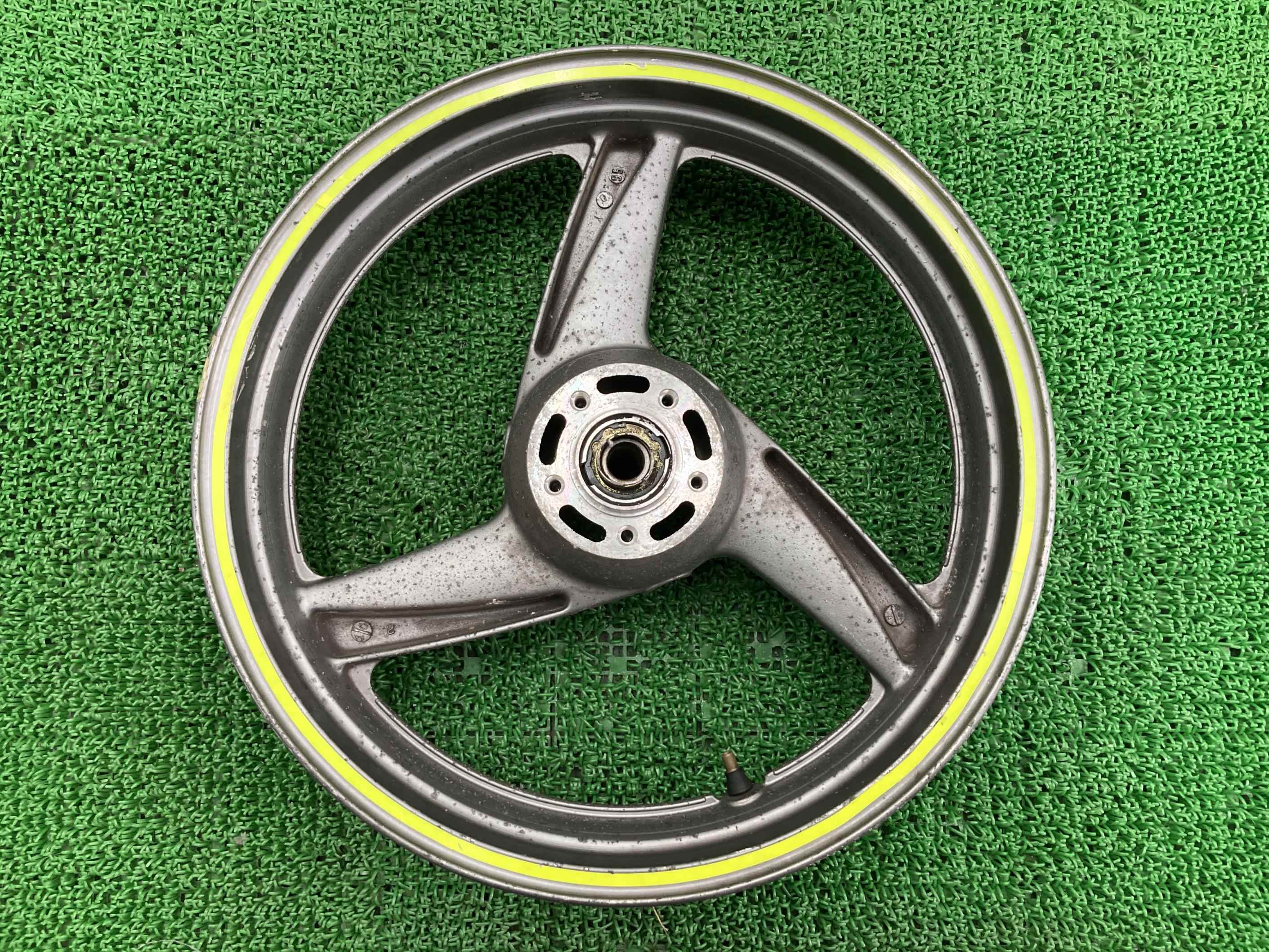 ZZ-R400 フロントホイール 灰 カワサキ 純正 バイク 部品 ZX400N 割れ欠け無し 歪み無し ペイント素材に 修復素材に 車検 Genuine 【中古】｜ティーエスパーツ　店