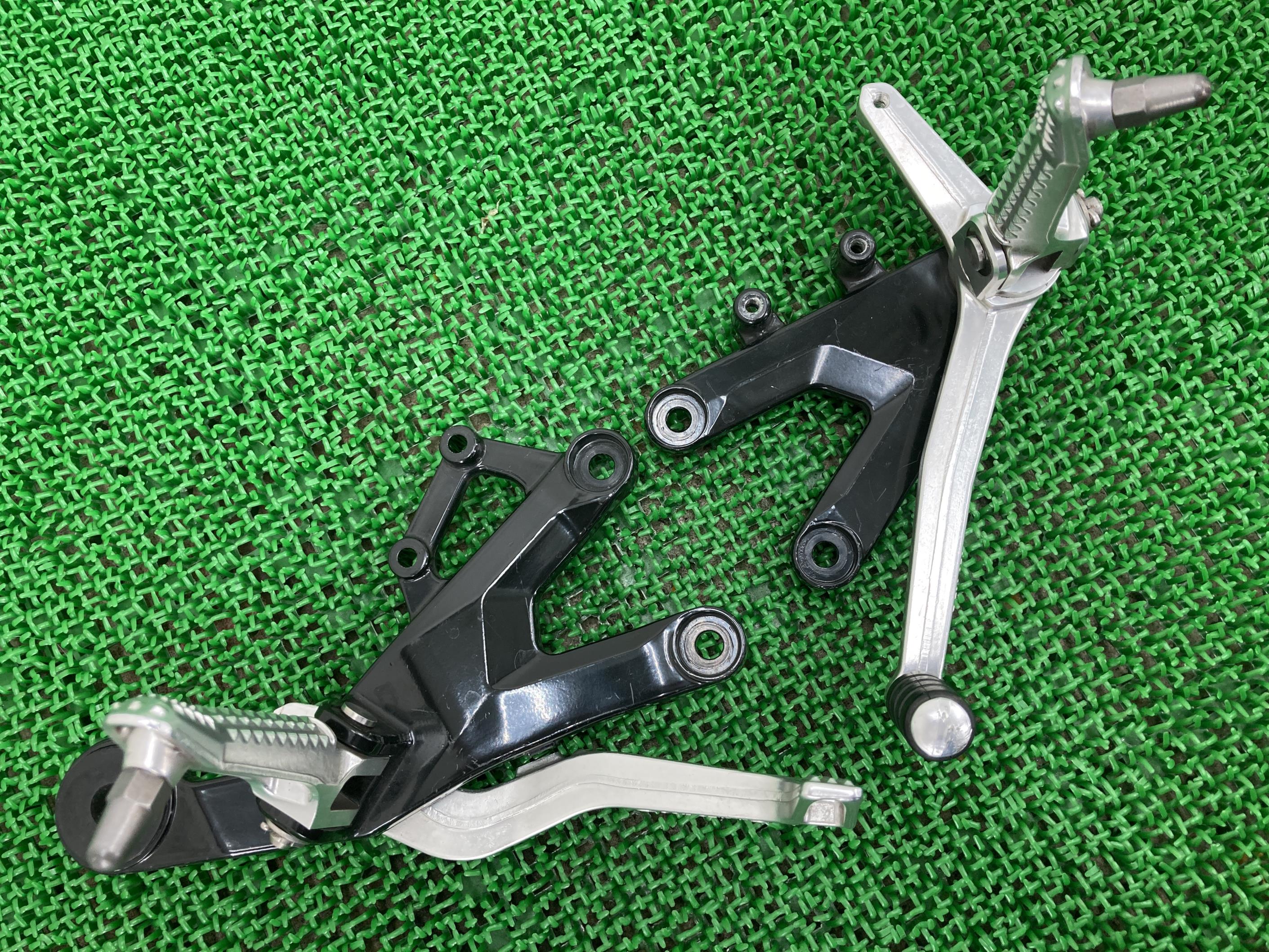 S1000RR ステップ 左右 WB1050704AZV35*** BMW 純正 バイク 部品 2010年式外し 7708574 7708573 コンディション良好 曲がり無し 車検 Genuine