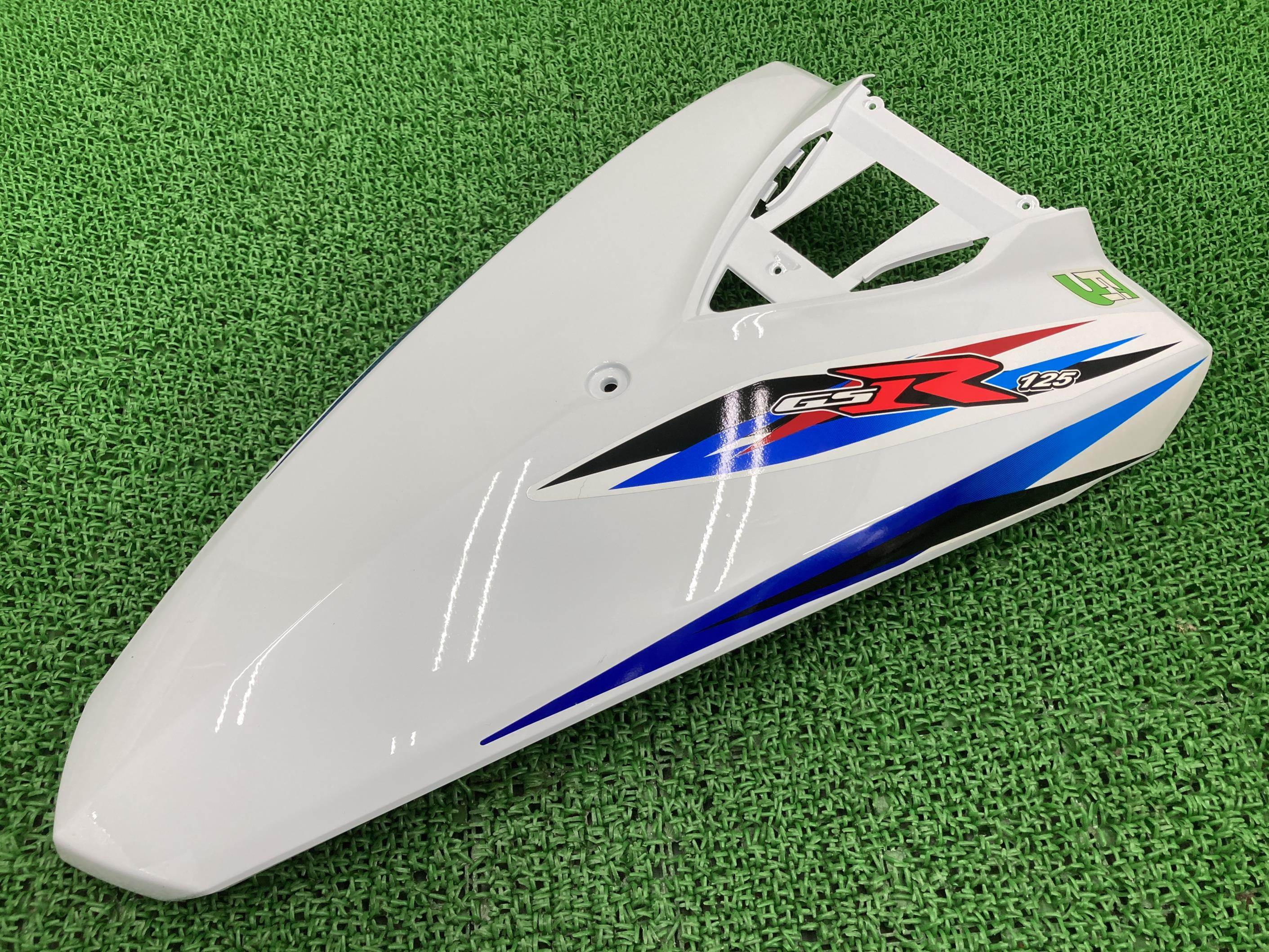 GSR125 フロントカバー 白/青 在庫有 即納 スズキ 純正 新品 バイク 部品 未使用 UT125 フロントレッグシールド 割れ欠け無し そのまま使える 車検 Genuine|ティーエスパーツ 店