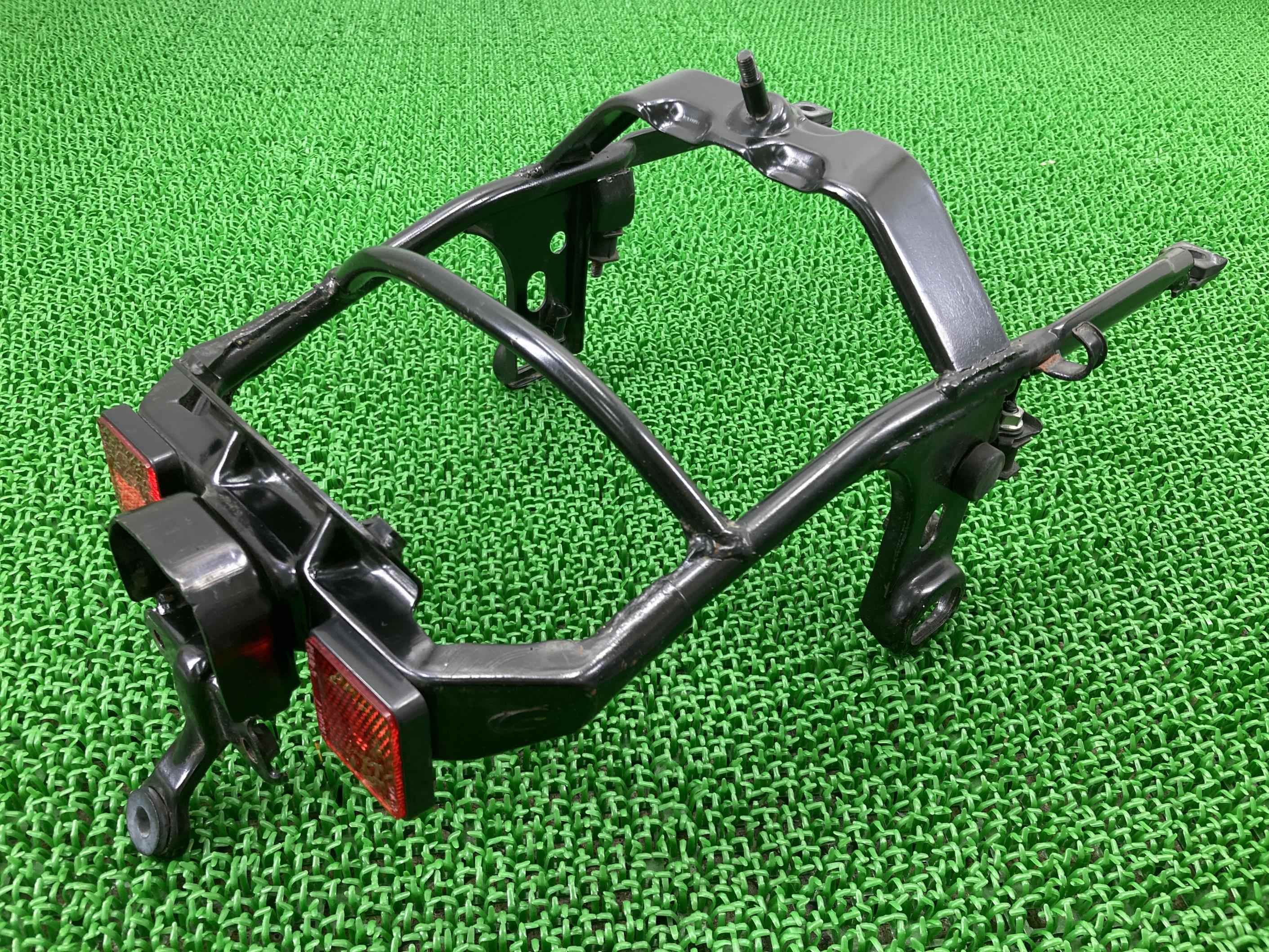 スティード400シートレールNC26-1210***ホンダ純正バイク部品NC26リアフェンダーステーリフレクターコンディション良好曲がり無し品薄車検Genuine【中古】 64