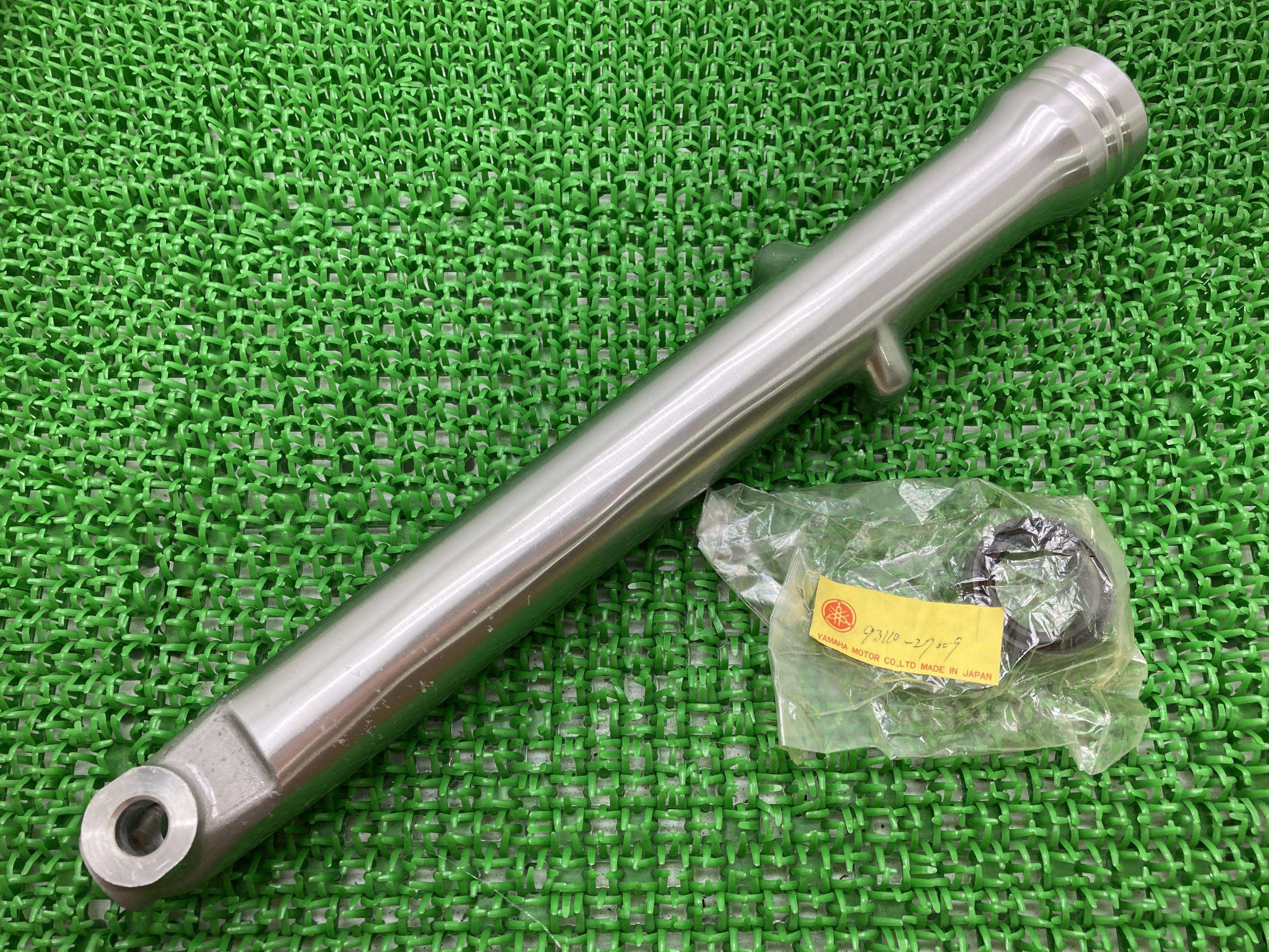 RZ50 アウターチューブ 左 在庫有 即納 ヤマハ 純正 新品 バイク 部品 未使用 ボトムケース 割れ欠け無し 曲がり無し そのまま使える 車検 Genuine｜ティーエスパーツ　店