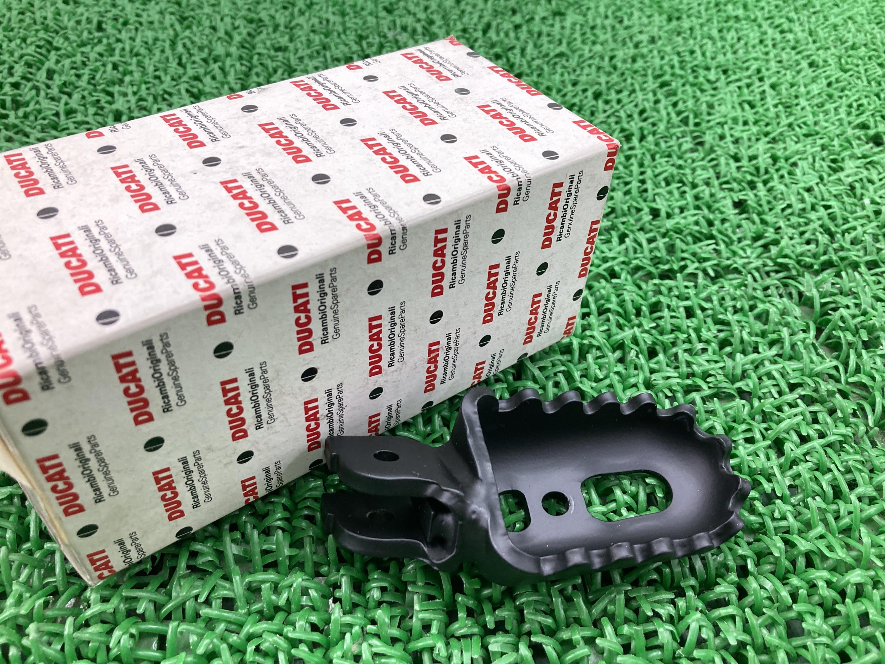 ハイパーモタード1100 ステップペグ 右 在庫有 即納 ドゥカティ 純正 新品 バイク 部品 未使用 フロントフットレスト ハイパーモタード1100S ハイパーモタード1100EVO-SP 車検 Genuine|ティーエスパーツ 店