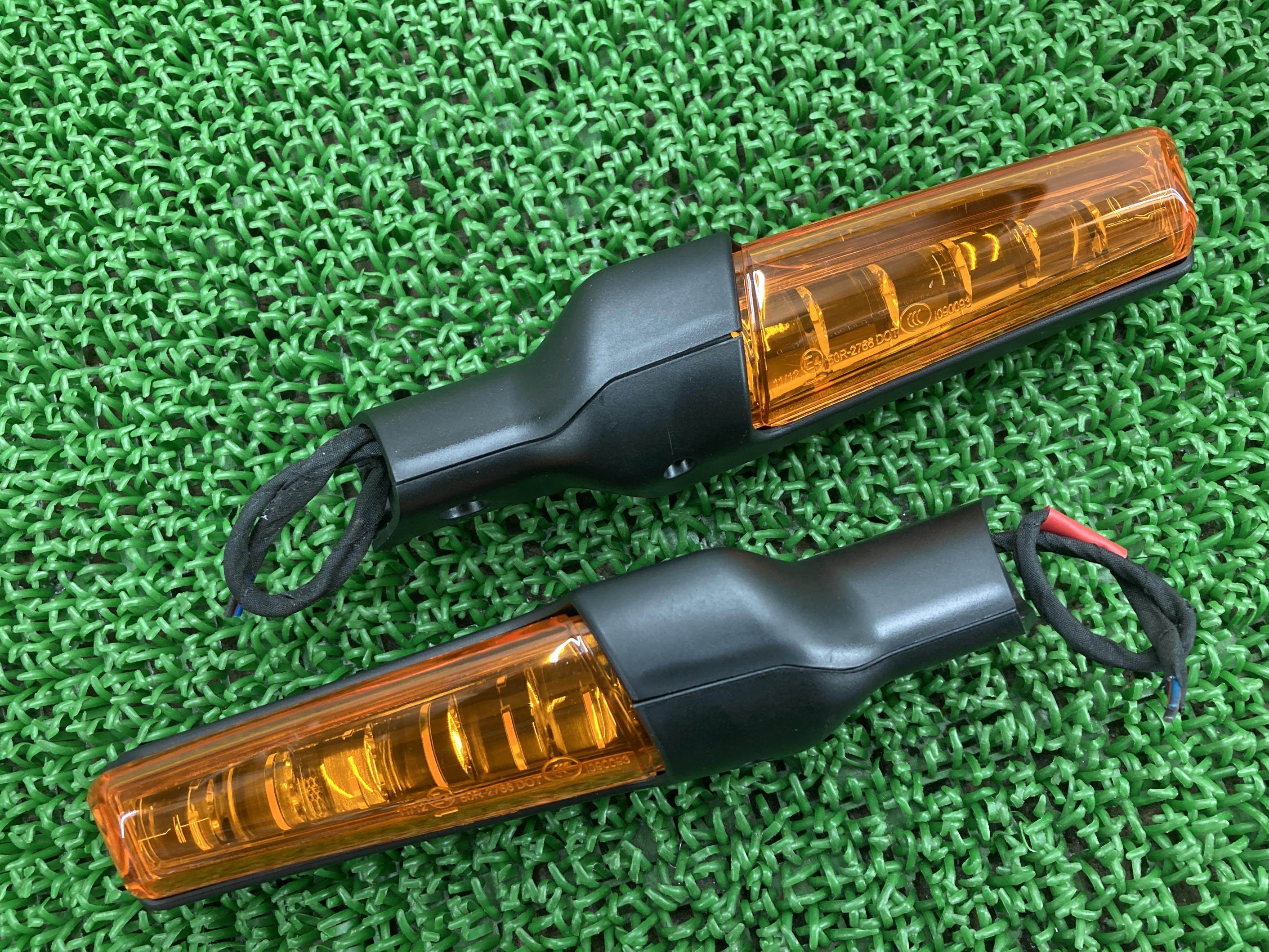FXDRS1890 フロントウインカー 左右 ハーレー 純正 バイク 部品 ソフテイル FXDR114 修復素材に 割れ欠け無し 車検 Genuine 【中古】 68