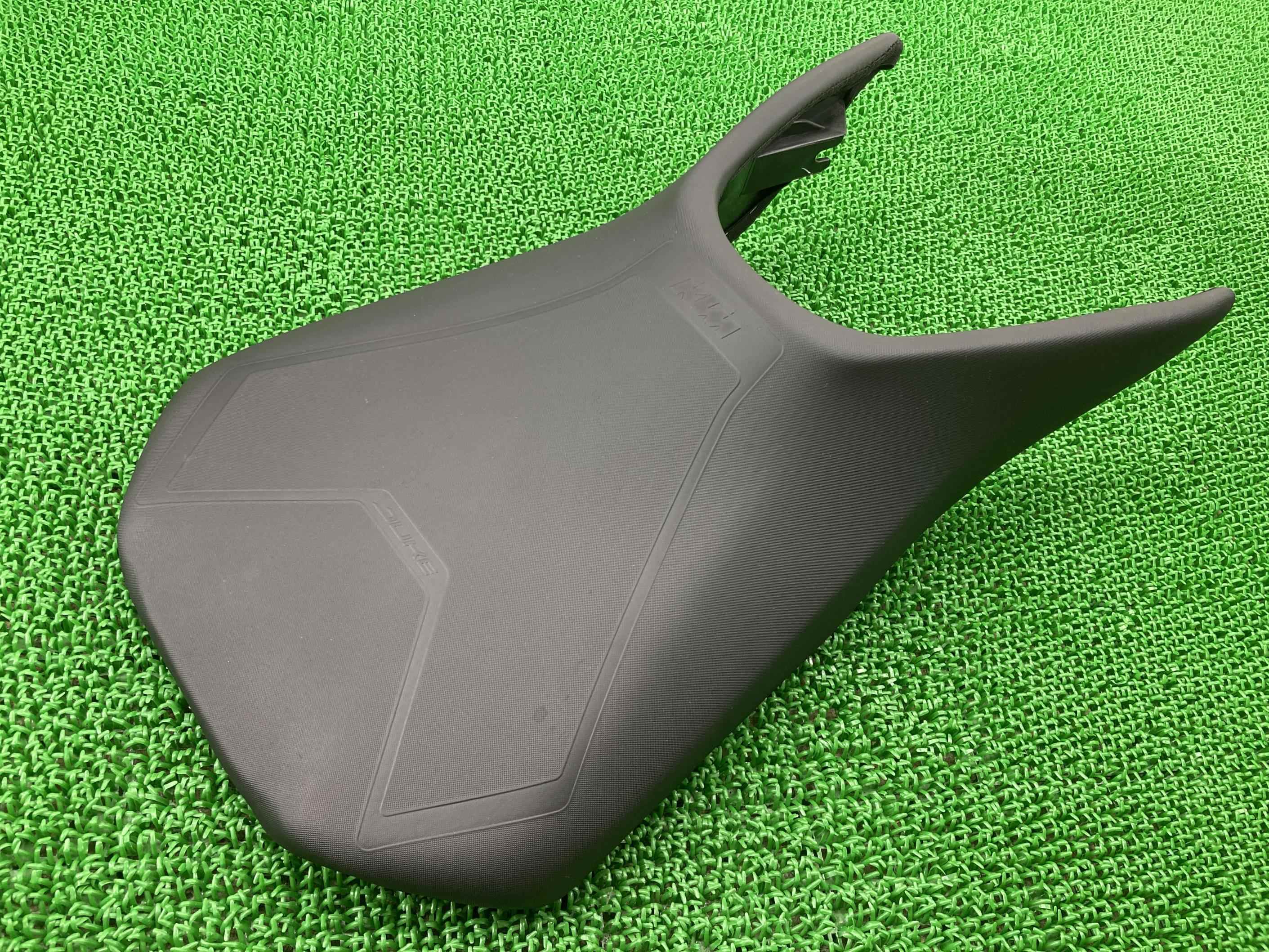 390デューク フロントシート VBKJPJ407JC268*** KTM 純正 バイク 部品 2018年式外し VBKJPJ40 17年～ DUKE メインシート 車検 Genuine 【中古】 0