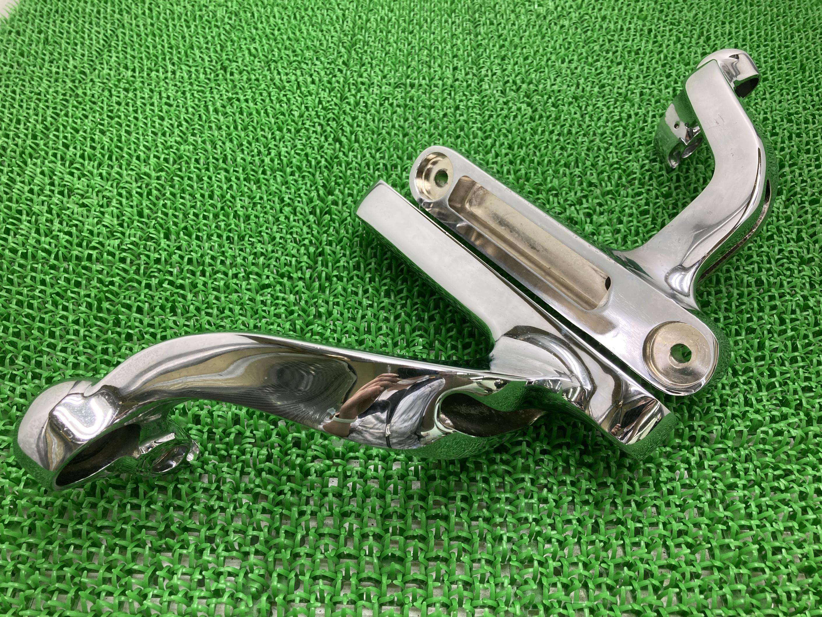 FLHTCUTG1750フロントウインカーステー左右ハーレー純正バイク部品14年以降トライグライドFLHTCUTG1850にもコケキズ無し割れ欠け無し車検Genuine【中古】