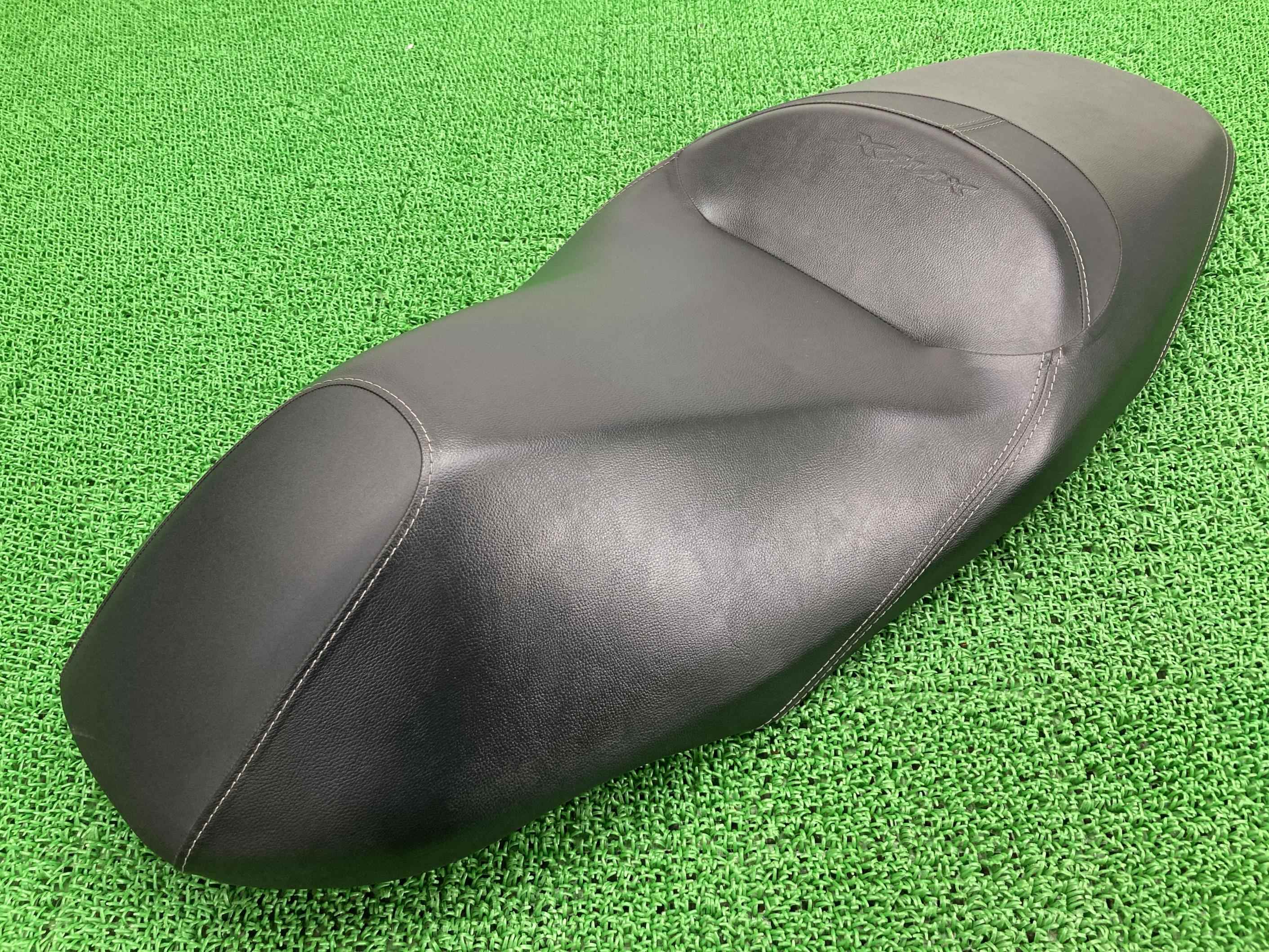 XMAX シート B74-F4730-00 ヤマハ 純正 バイク 部品 SG42J X-MAX 8破れ無し 修復素材やノーマル戻しに 車検 Genuine 【中古】 wC