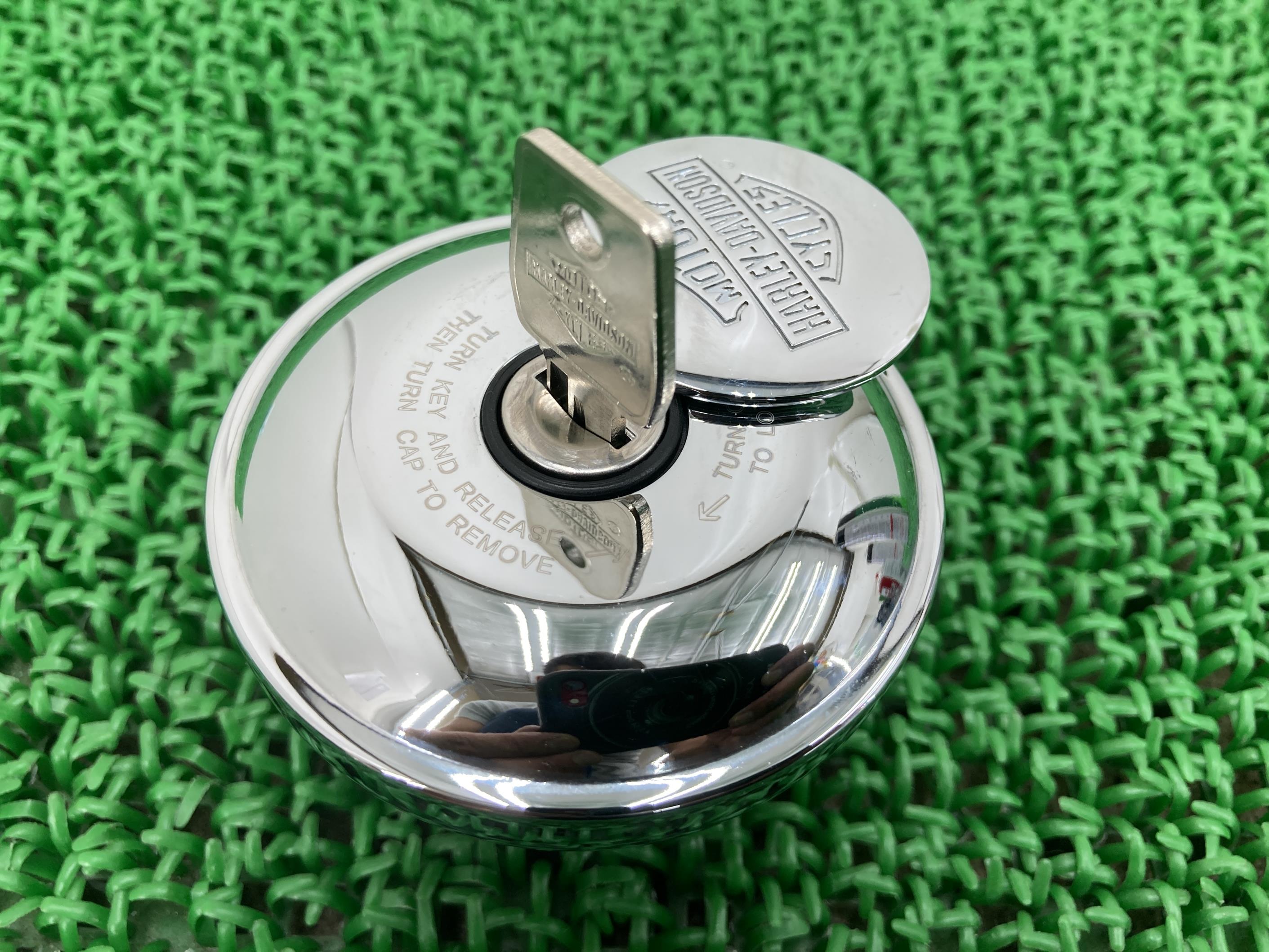 タンクキャップ ハーレー 純正 バイク 部品 コンディション良好 割れ欠け無し スポーツスター ソフテイル ダイナ 車検 Genuine 【中古】 5