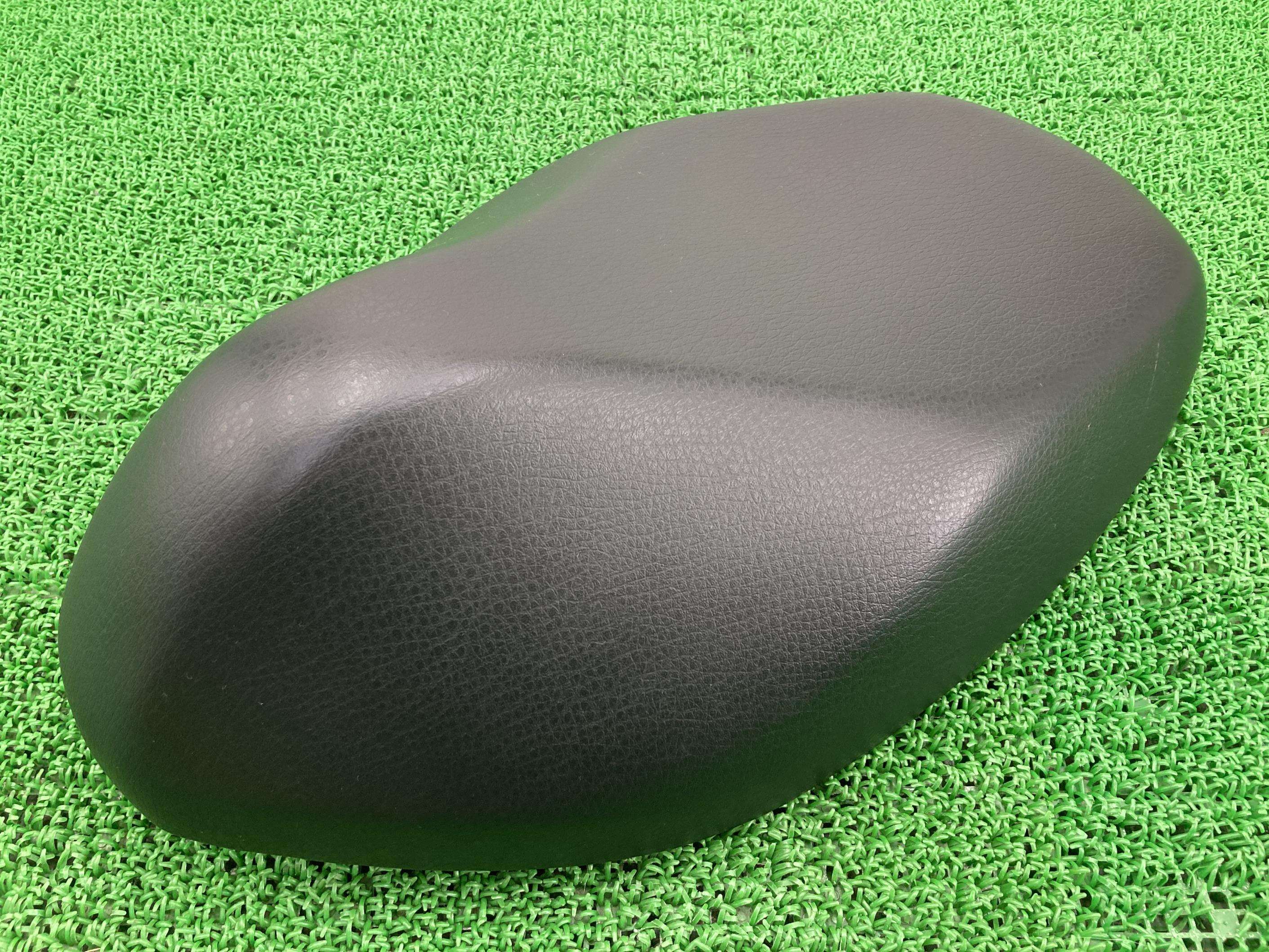ジョグZR シート ヤマハ 純正 バイク 部品 JOG ZR ノーマル 修復素材に 破れなし 車検 Genuine 【中古】｜ティーエスパーツ　店