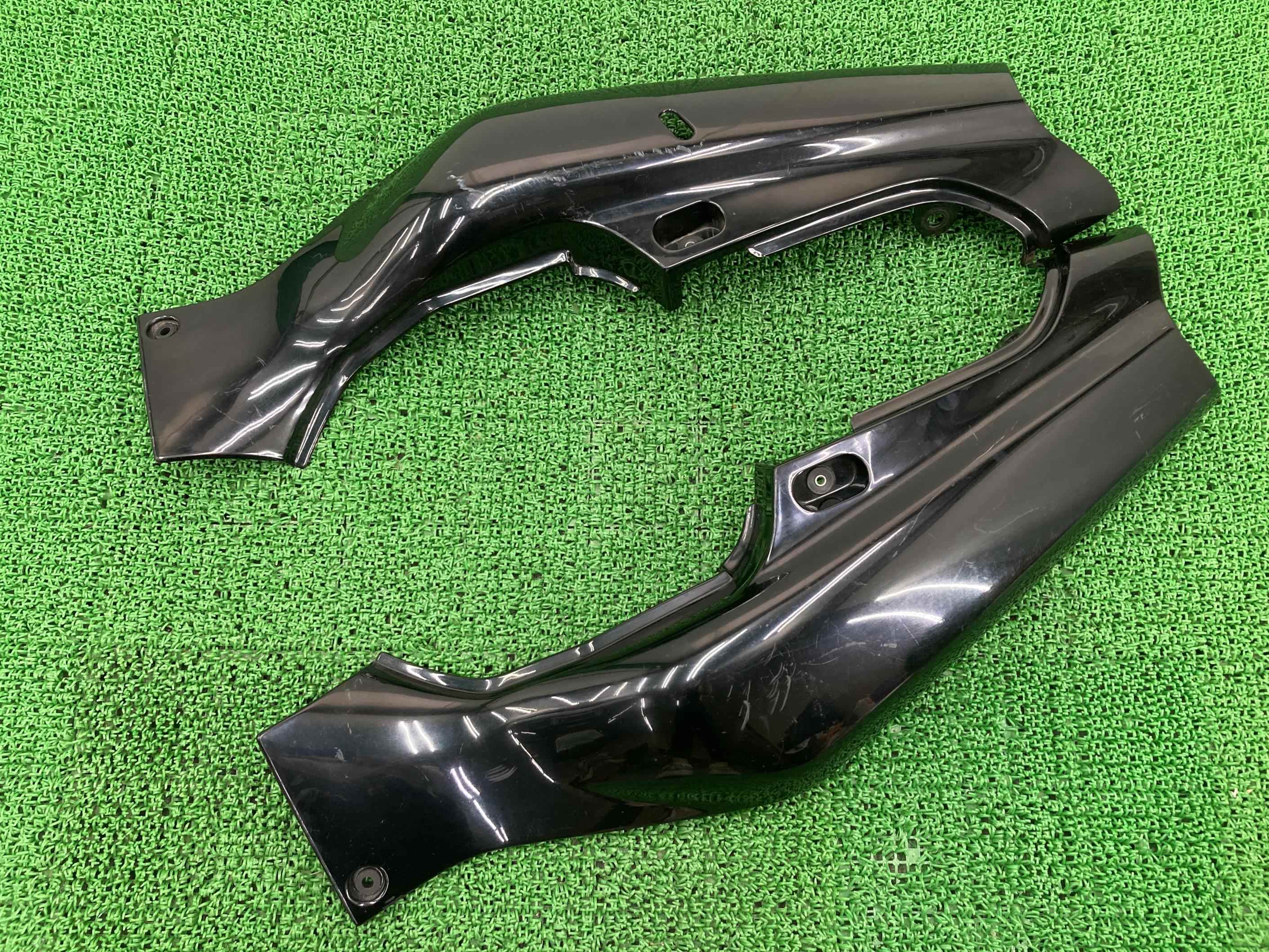 GSX-R750 テールカウル 左右 黒M スズキ 純正 バイク 部品 47111-17E 47211-17E シートカウル 修復素材に ペイント素材に 車検 Genuine 【中古】
