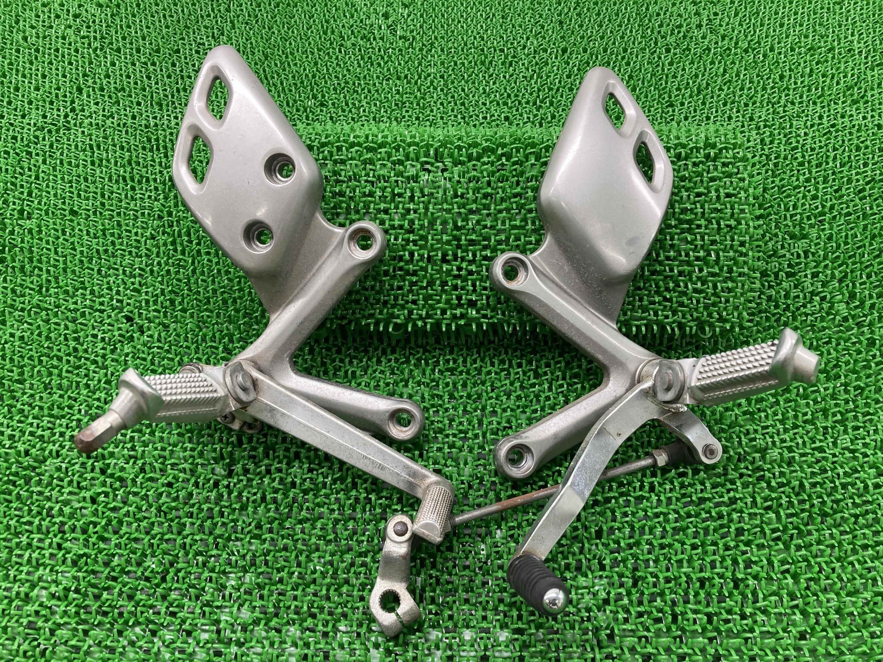 バンディット400V ステップ 左右 スズキ 純正 バイク 部品 GK7AA-102*** ブレーキペダル シフトペダル シフトロッド 曲がり無し 車検 Genuine 【中古】 73