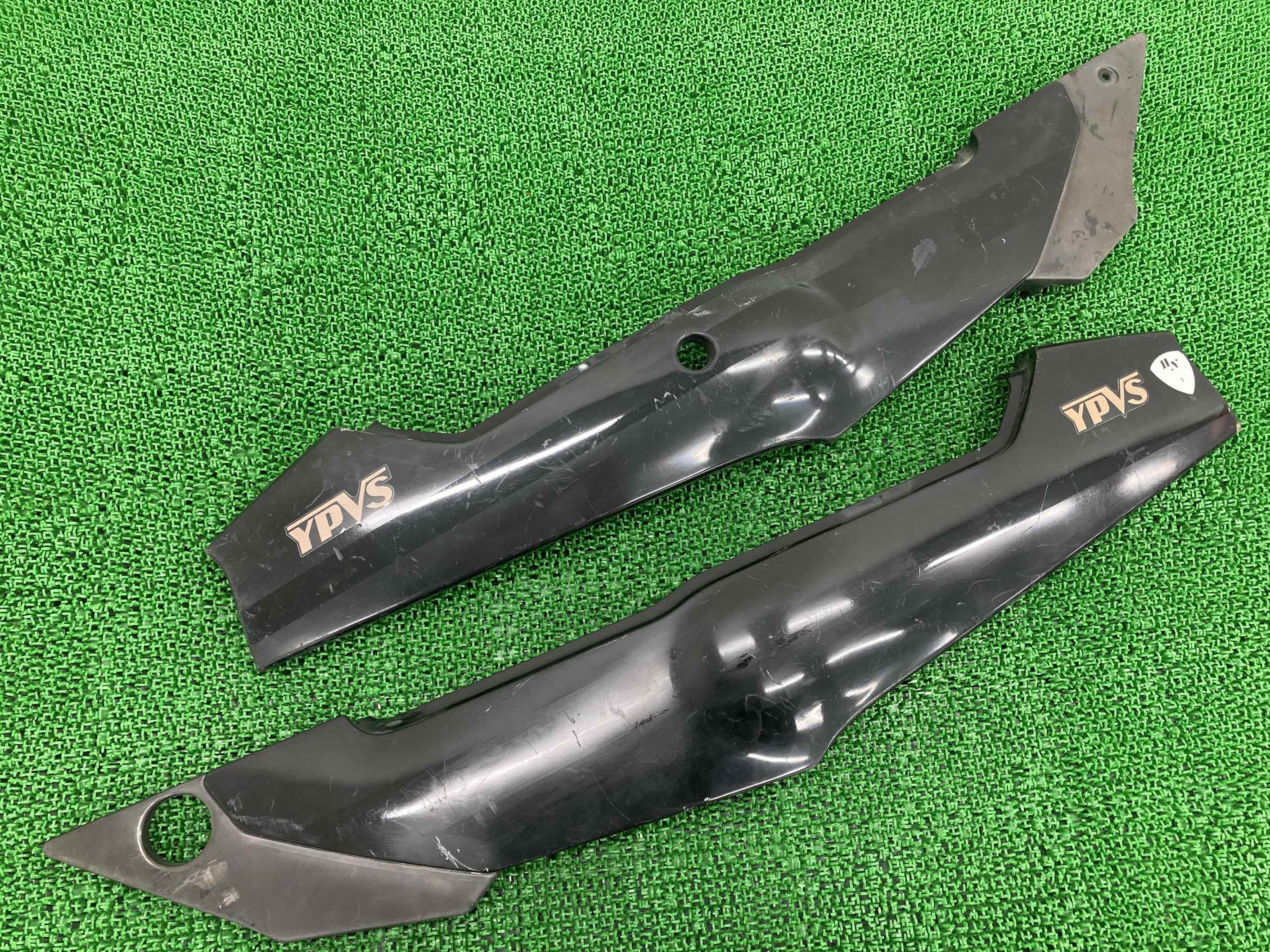 RZ250R シートカウル 左右 黒 ヤマハ 純正 バイク 部品 29L テールカウル 修復素材に コケキズ無し 品薄 車検 Genuine 【中古】 77